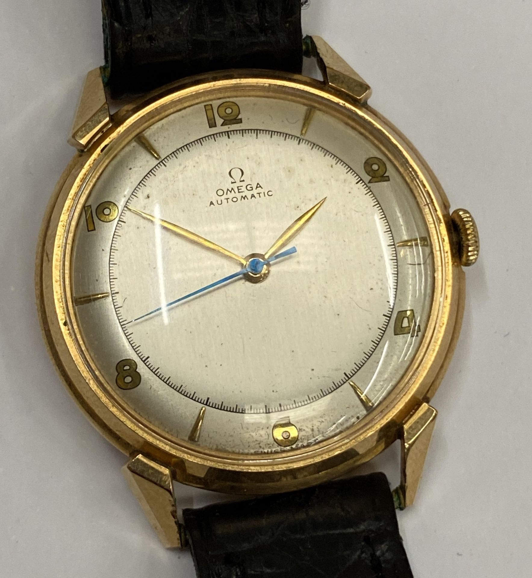A 1940'S OMEGA BUMPER AUTOMATIC WATCH, YELLOW METAL UNMARKED CASE, WITH NON ORIGINAL BOX, WORKING AT