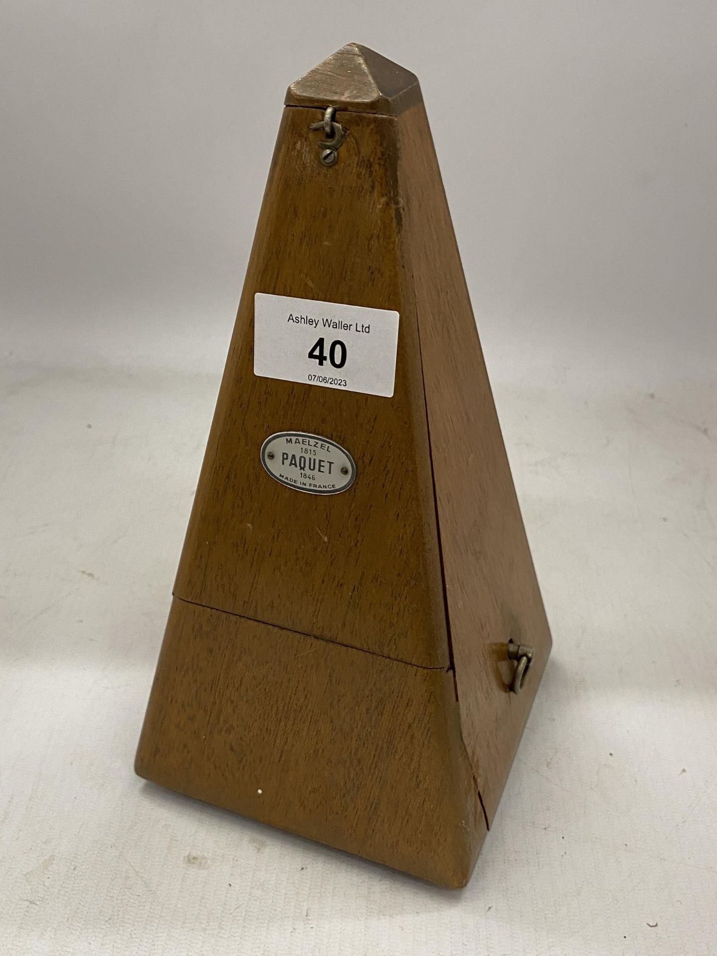 A VINTAGE FRENCH 'PAQUET' WOODEN CASED METRONOME - Image 2 of 3