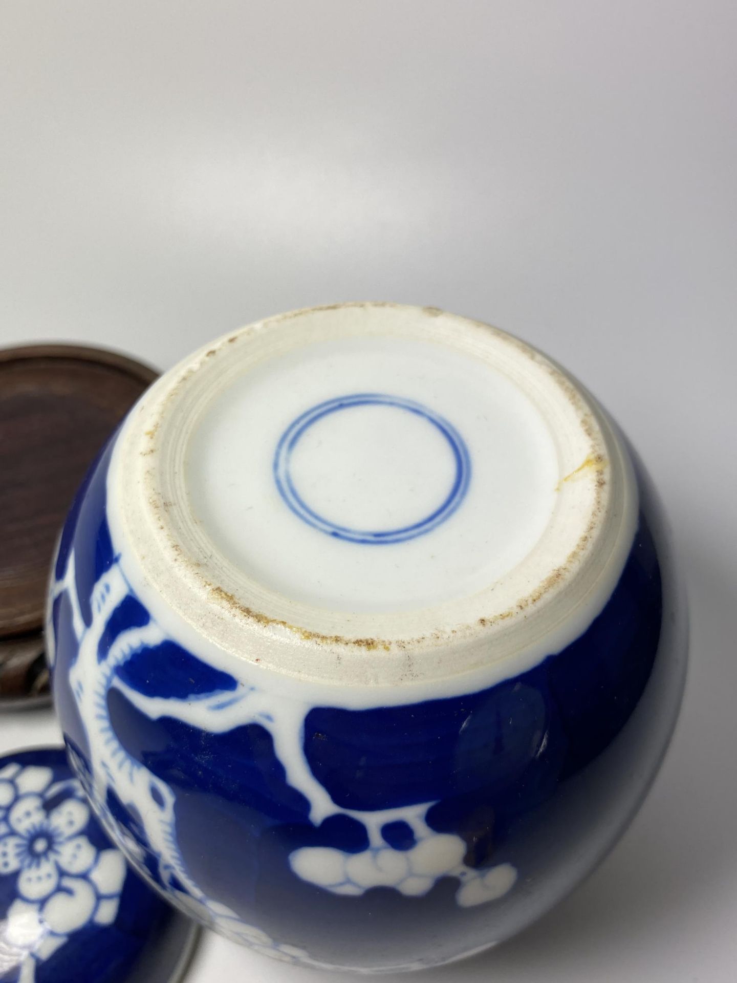 A CHINESE PRUNUS BLOSSOM PATTERN GINGER JAR ON CARVED WOODEN STAND, DOUBLE RING MARK TO BASE, HEIGHT - Image 5 of 6