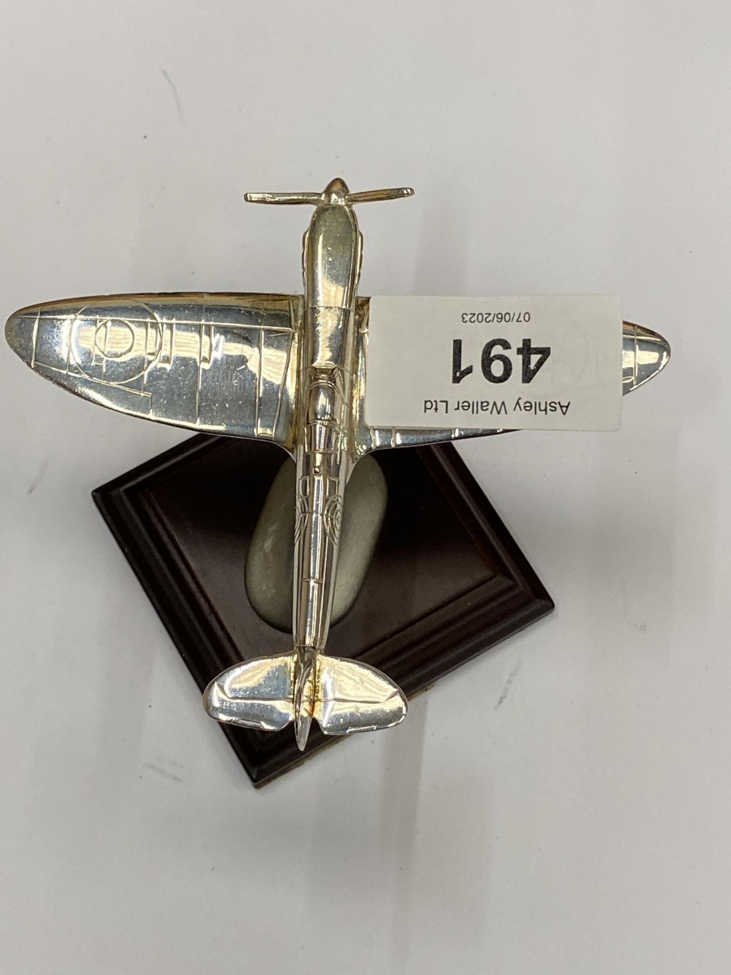 A SMALL CHROME EFFECT MODEL OF A SPITFIRE AEROPLANE - Image 3 of 3