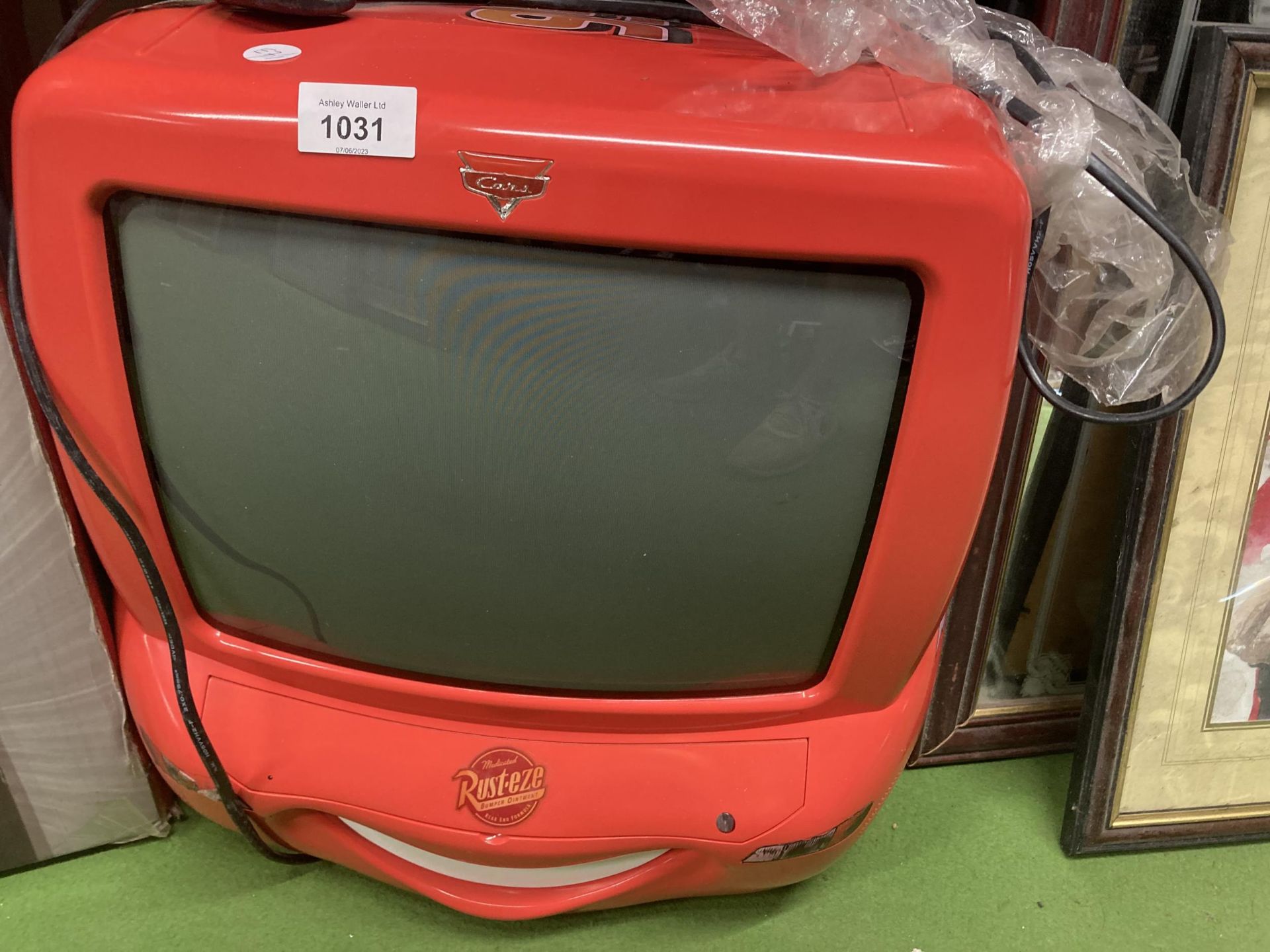 A 'CARS' MOVIE RED TV SET IN ORIGINAL BOX - Bild 2 aus 2