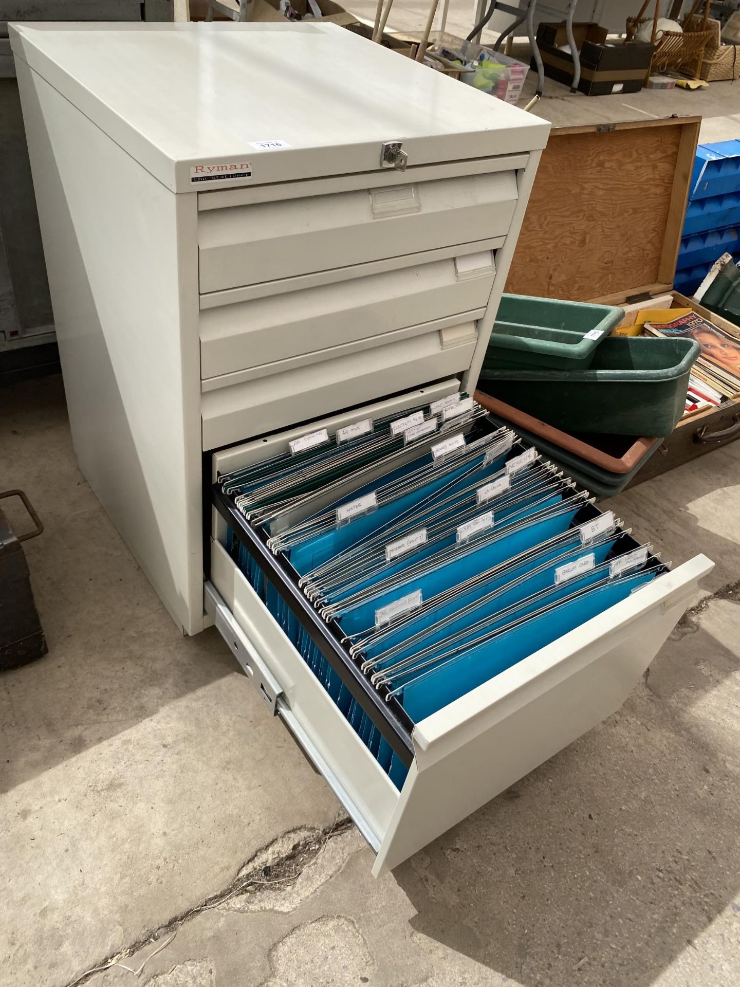 A FOUR DRAWER METAL FILING CABINET - Image 3 of 4