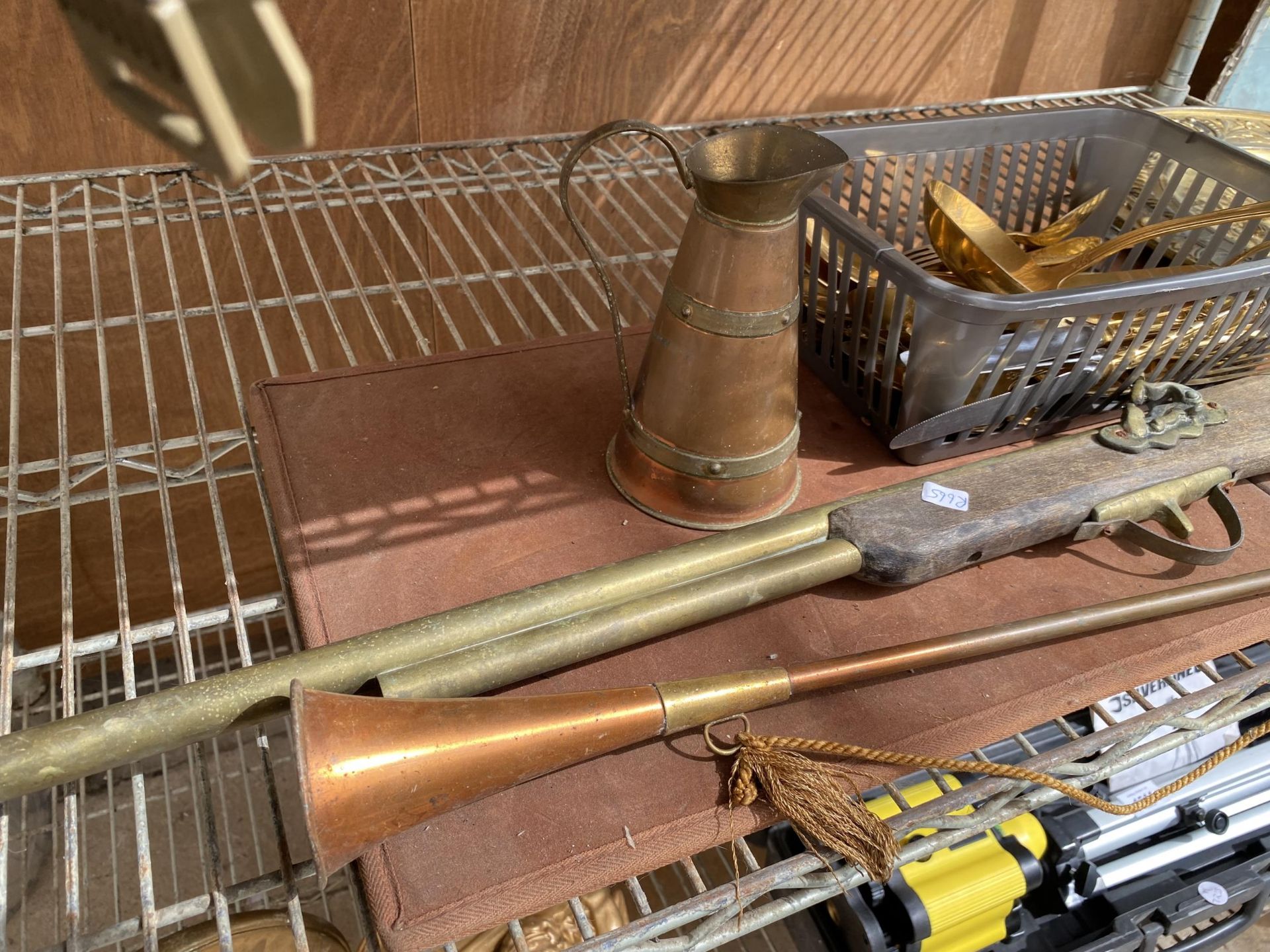 AN ASSORTMENT OF VINTAGE ITEMS TO INCLUDE A BRASS CHARGER, A COPPER HUNTING HORN AND A COPPER JUG - Image 5 of 5