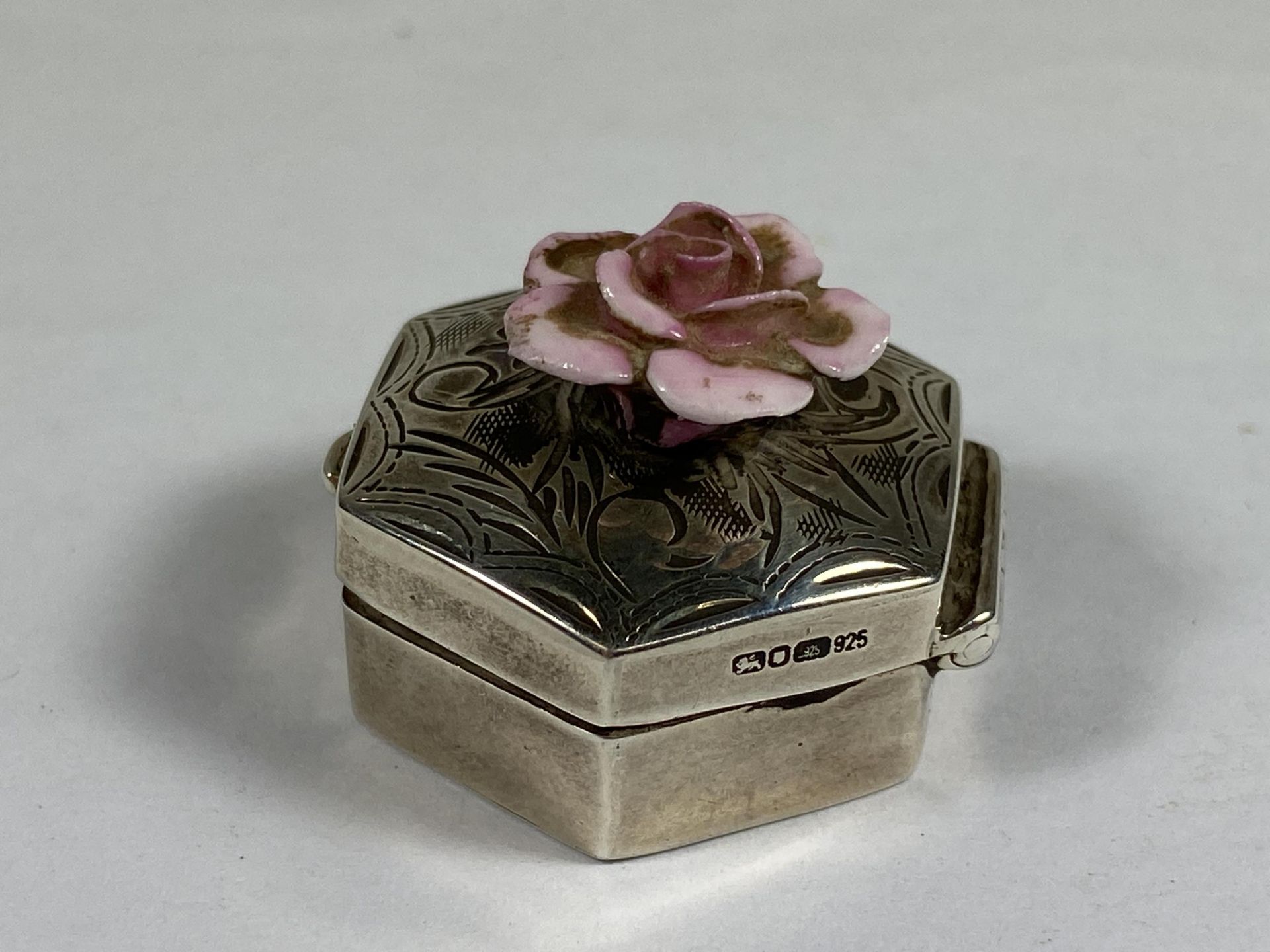 A MINIATURE HALLMARKED SILVER PILL BOX WITH FLORAL DESIGN TOP - Image 2 of 3