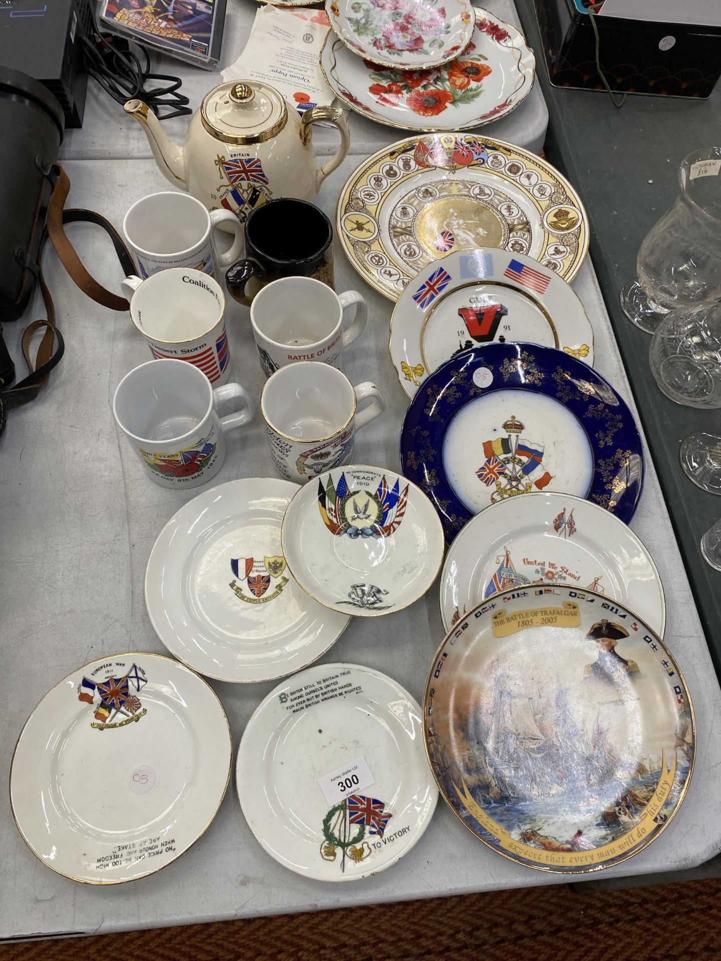 A COLLECTION OF VINTAGE MEMORIBILIA RELATING TO WORLD WAR 1, ETC TO INCLUDE PLATES, A TEAPOT,