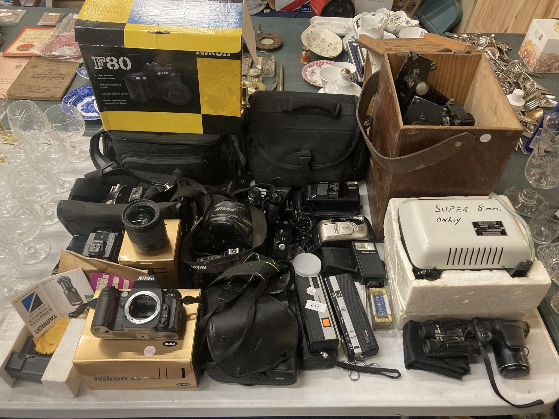 A LARGE LOT OF VINTAGE CAMERAS TO INCLUDE A NIKON F80, NIKON F-301, FUJIFILM NEXIA 320, NIKON F-401,