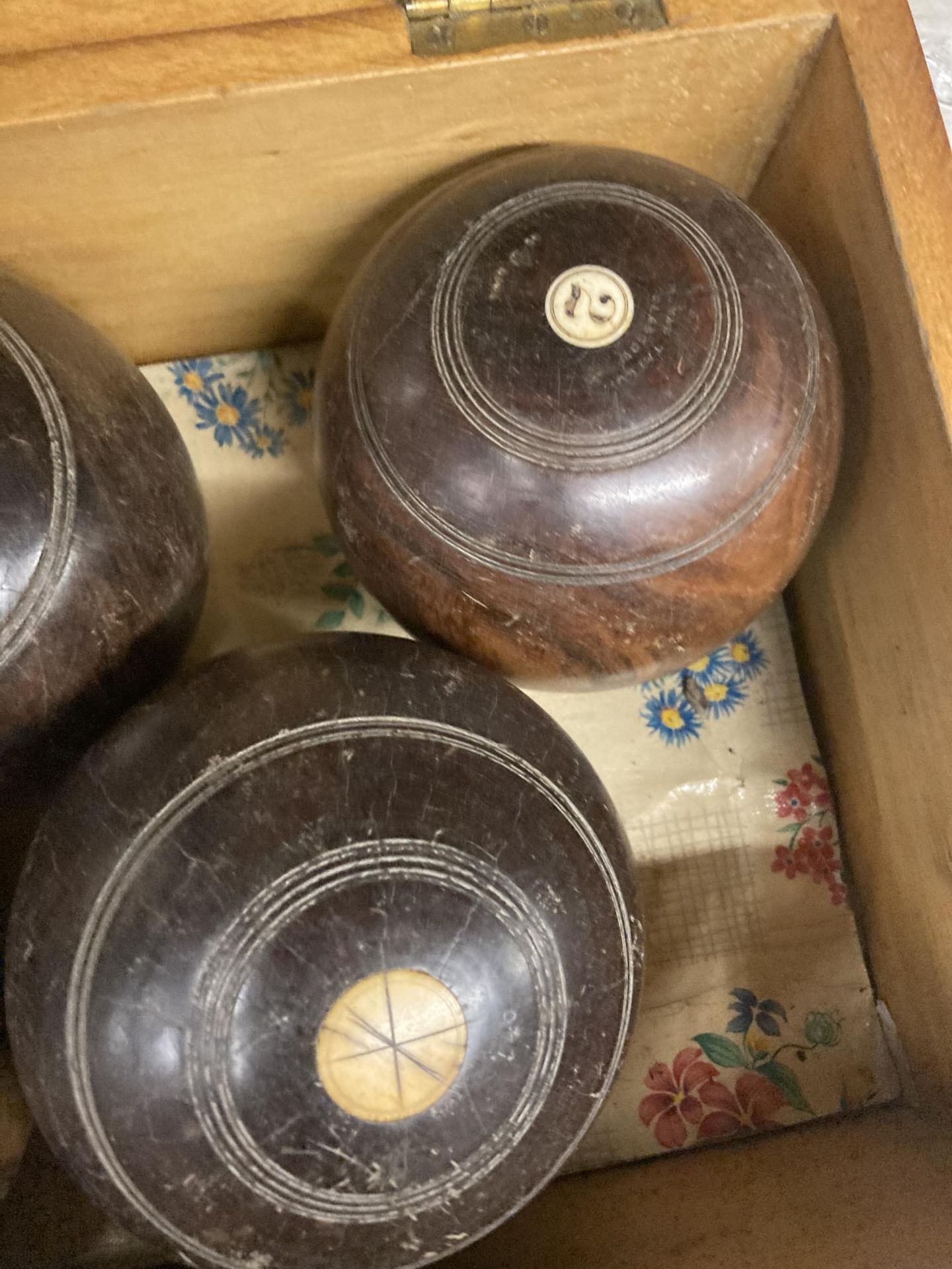 A VINTAGE PINE BOX CONTAINING FOUR BOWLING BOWLS - Image 2 of 2