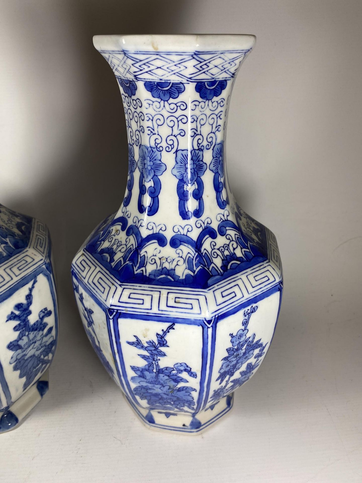 A PAIR OF LARGE 20TH CENTURY CENTURY CHINESE BLUE AND WHITE OCTAGONAL FORM VASES, HEIGHT 36CM - Image 2 of 5