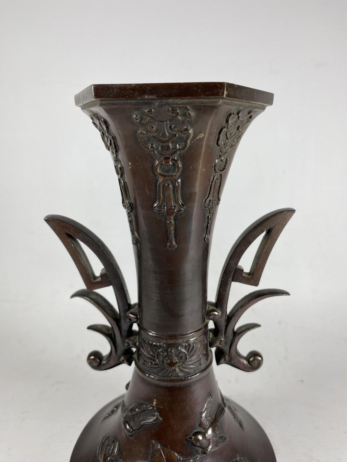 A JAPANESE BRONZE TWIN HANDLED VASE, UNMARKED TO BASE, HEIGHT 28CM - Image 2 of 5