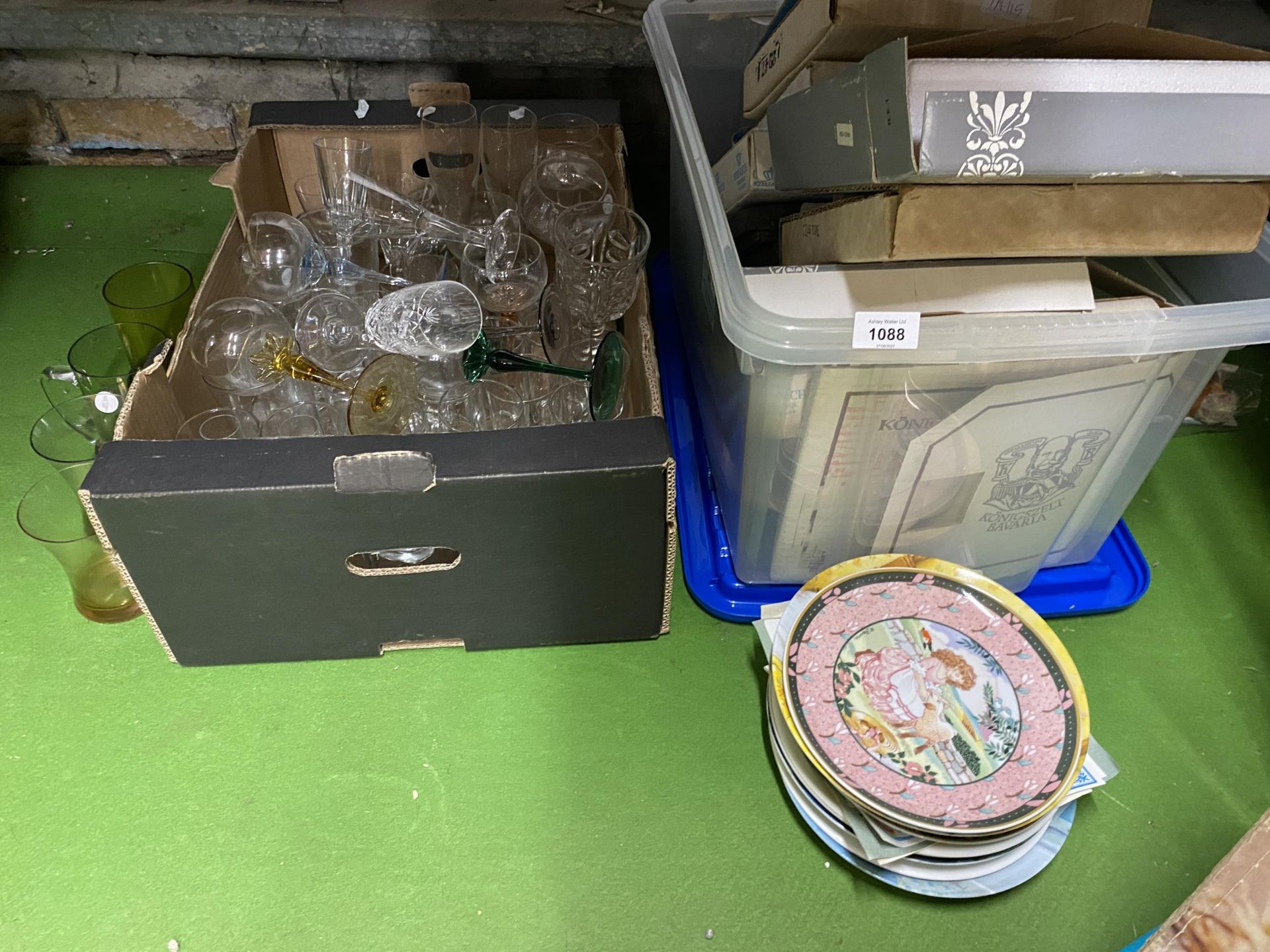 A MIXED LOT TO INCLUDE BOXED CABINET PLATES, BOX OF GLASSWARE ETC