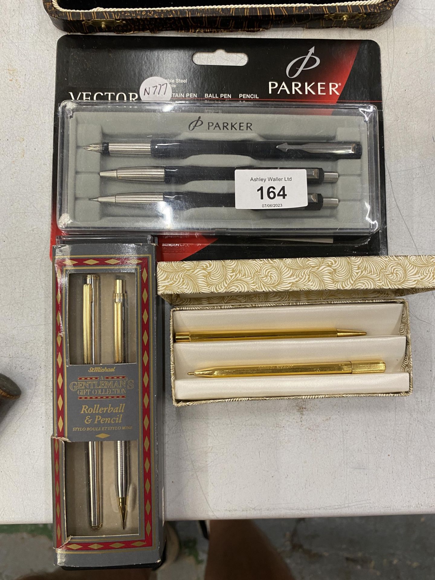 A QUANTITY OF PENS TO INCLUDE AN AS NEW BOXED PARKER PEN SET
