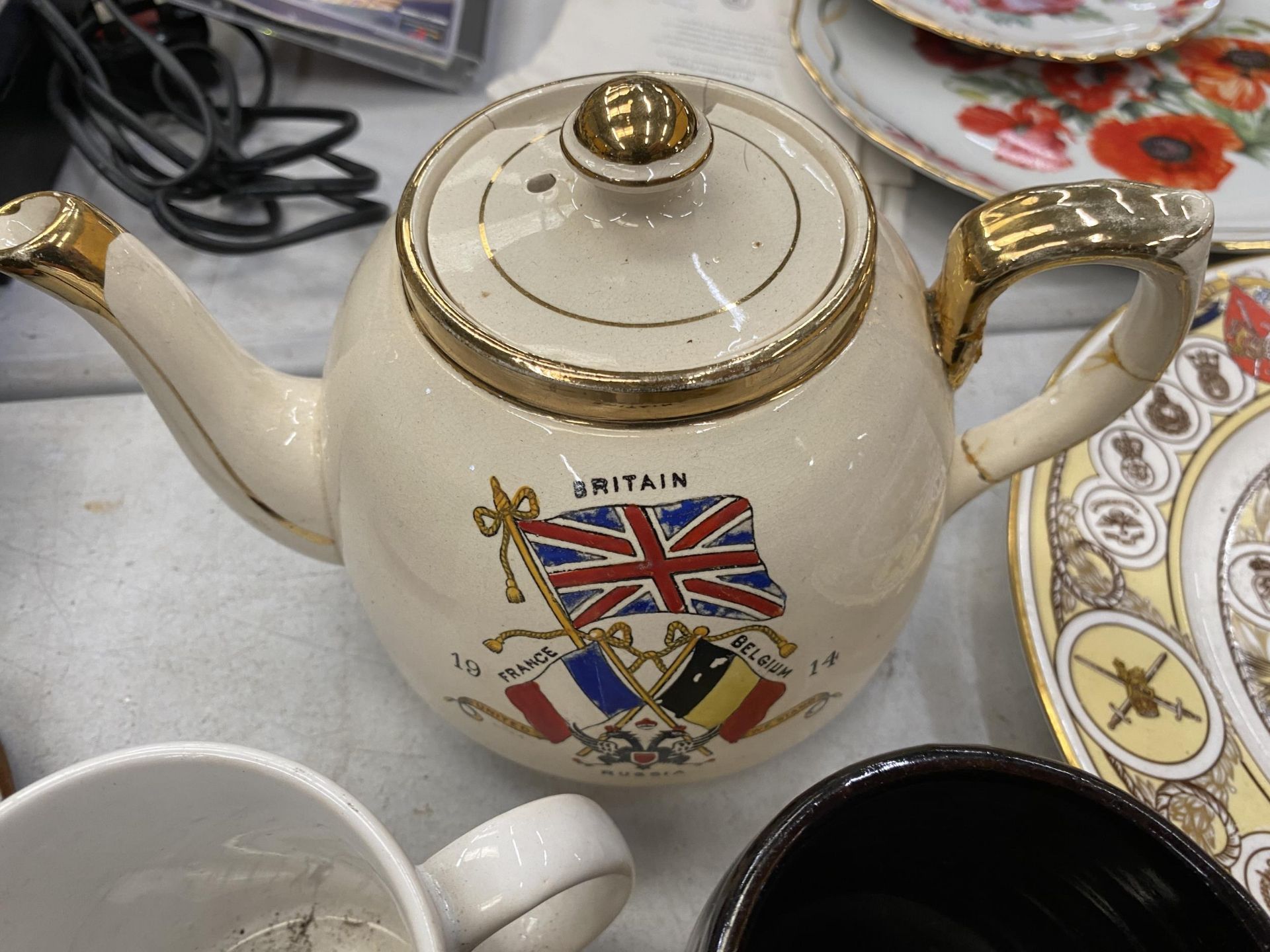 A COLLECTION OF VINTAGE MEMORIBILIA RELATING TO WORLD WAR 1, ETC TO INCLUDE PLATES, A TEAPOT, - Image 2 of 6