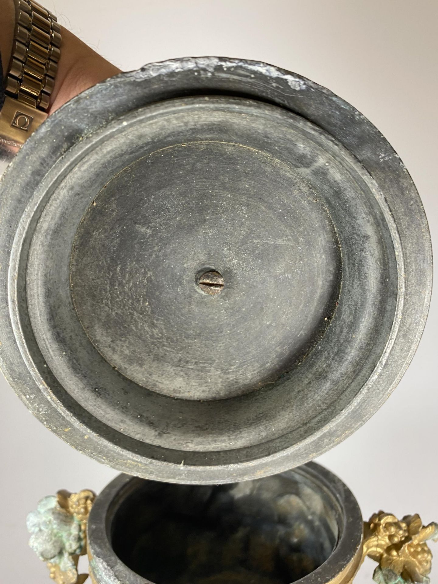AN UNUSUAL 19TH CENTURY PEDESTAL BRONZE URN WITH NEO-CLASSICAL RELIEF DESIGN ON FLUTED BASE WITH - Image 3 of 9