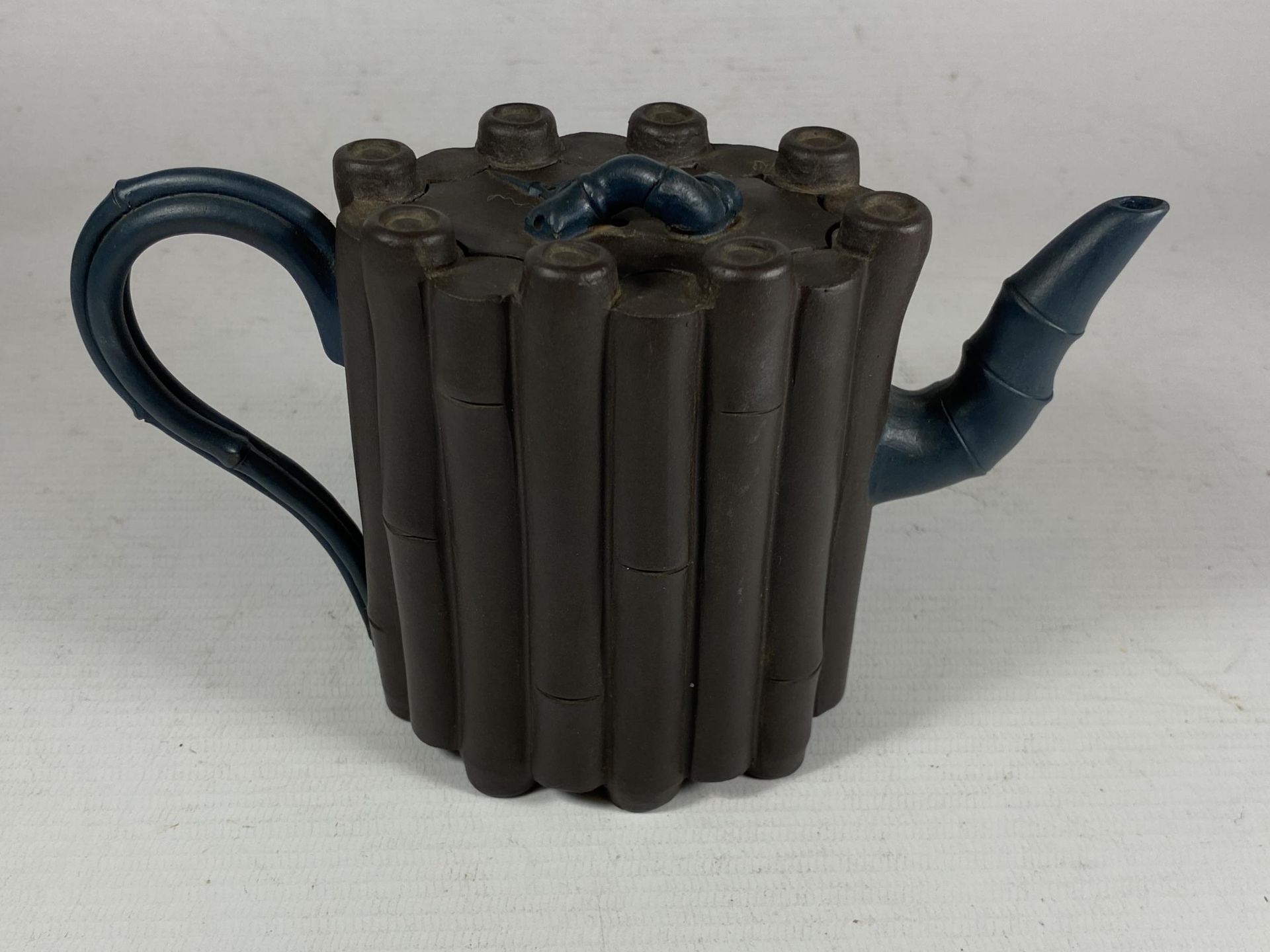 A CHINESE YIXING STYLE CLAY BAMBOO DESIGN TEAPOT, SEAL MARK TO BASE, HEIGHT 11CM