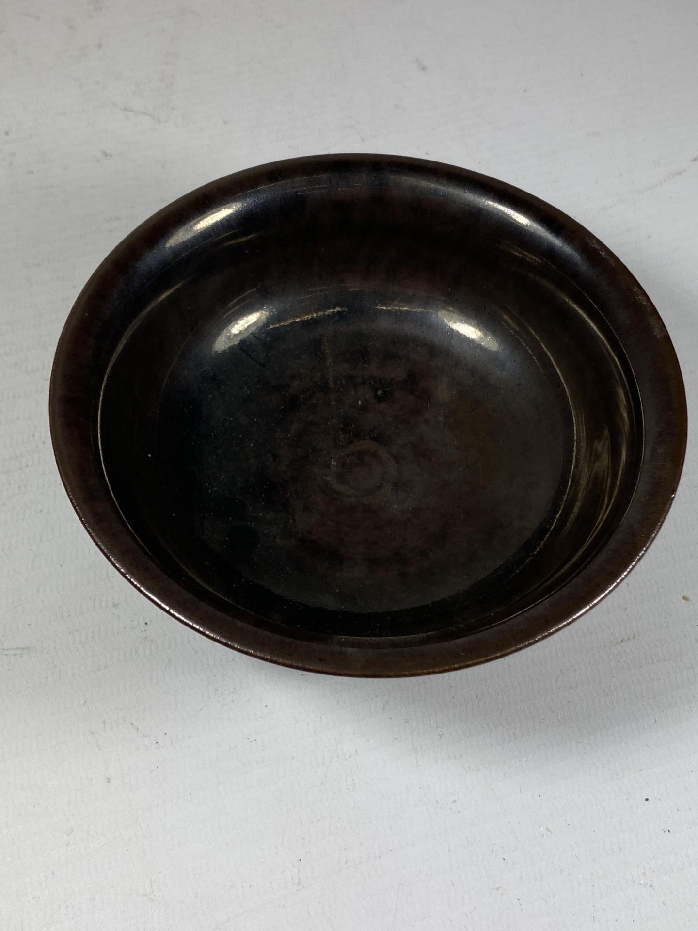 A CHINESE JIAN WARE STYLE TENMOKU GLAZE BOWL WITH FOUR CHARACTER MARK TO BASE, DIAMETER 12CM - Image 3 of 6