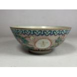 AN EARLY 20TH CENTURY FAMILLE ROSE FLORAL DESIGN PORCELAIN BOWL, FOUR CHARACTER MARK TO BASE,