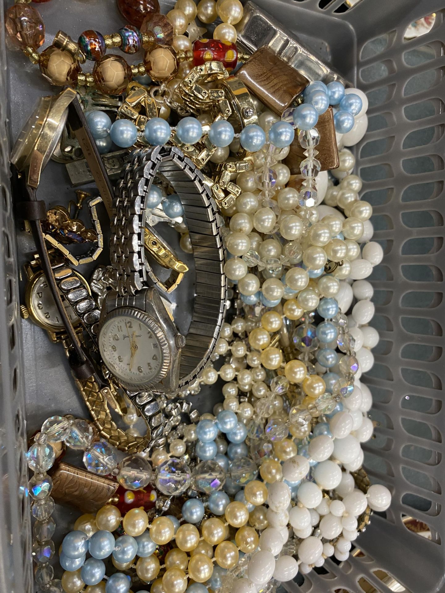 A QUANTITY OF COSTUME JEWELLERY TO INCLUDE BROOCHES, WATCHES, EARRINGS, NECKLACES, A COMPACT, - Image 3 of 3