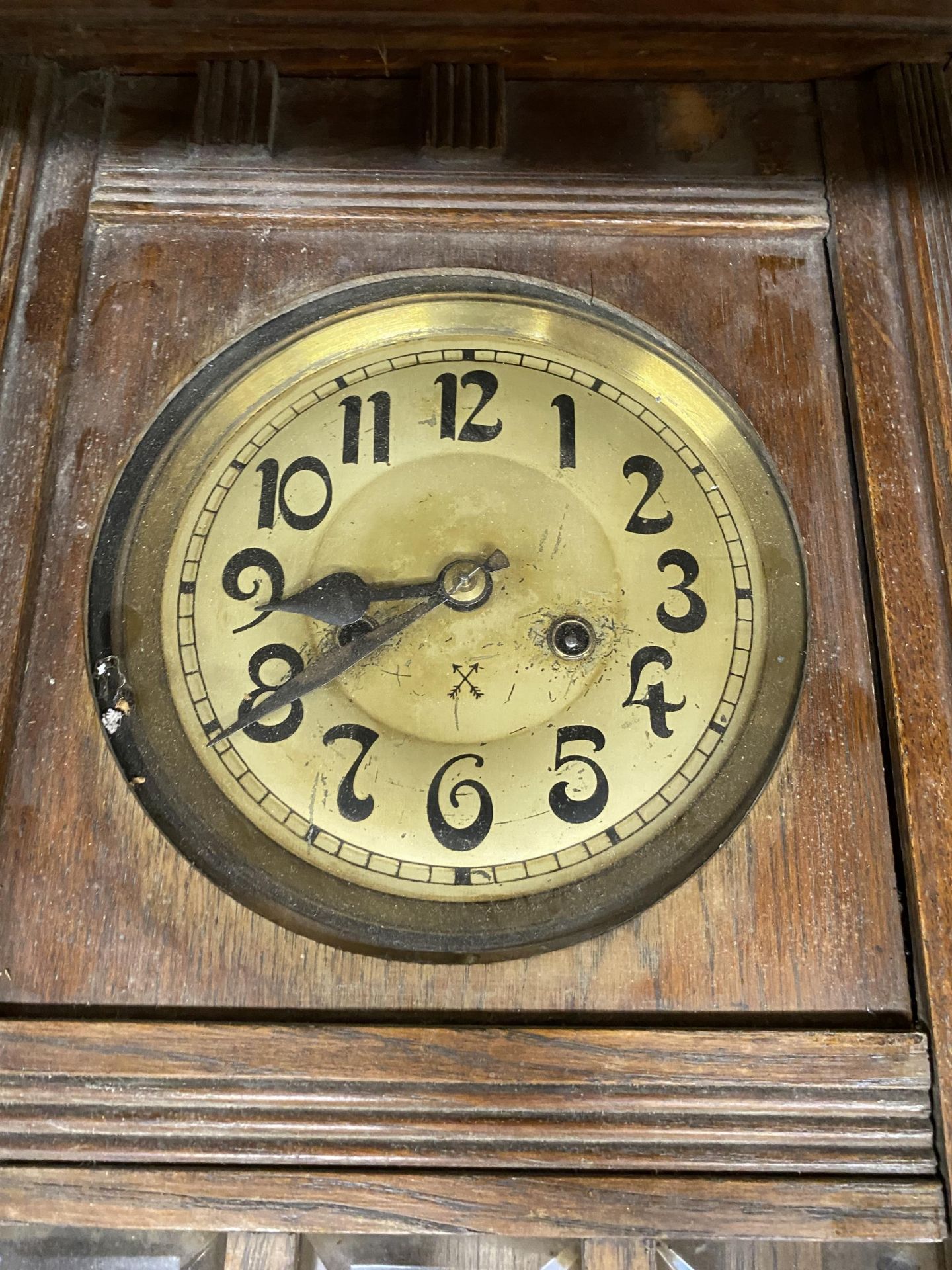 A VINTAGE MAHOGANY CASED WALL CLOCK WITH BEVELLED GLASS TO THE FRONT, COMPLETE WITH PENDULUM AND - Image 2 of 2