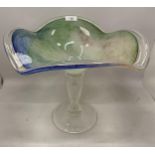 A LARGE ART COLOURED GLASS CENTRE PIECE, HEIGHT 29CM