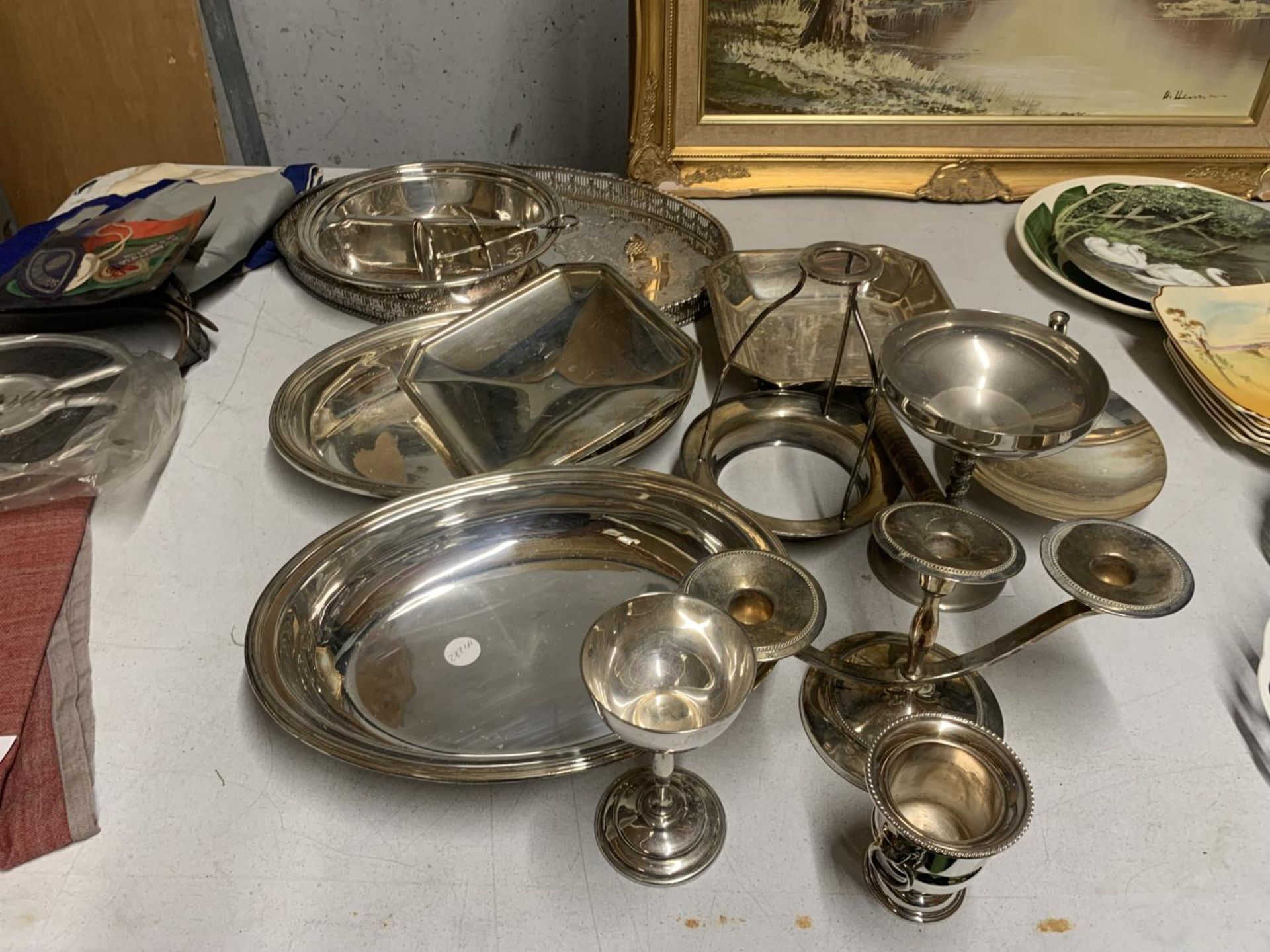 A QUANTITY OF E. P. N. S. ITEMAS TO INCLUDE CANDLESTICKS, BOWLS, TRAYS, ETC