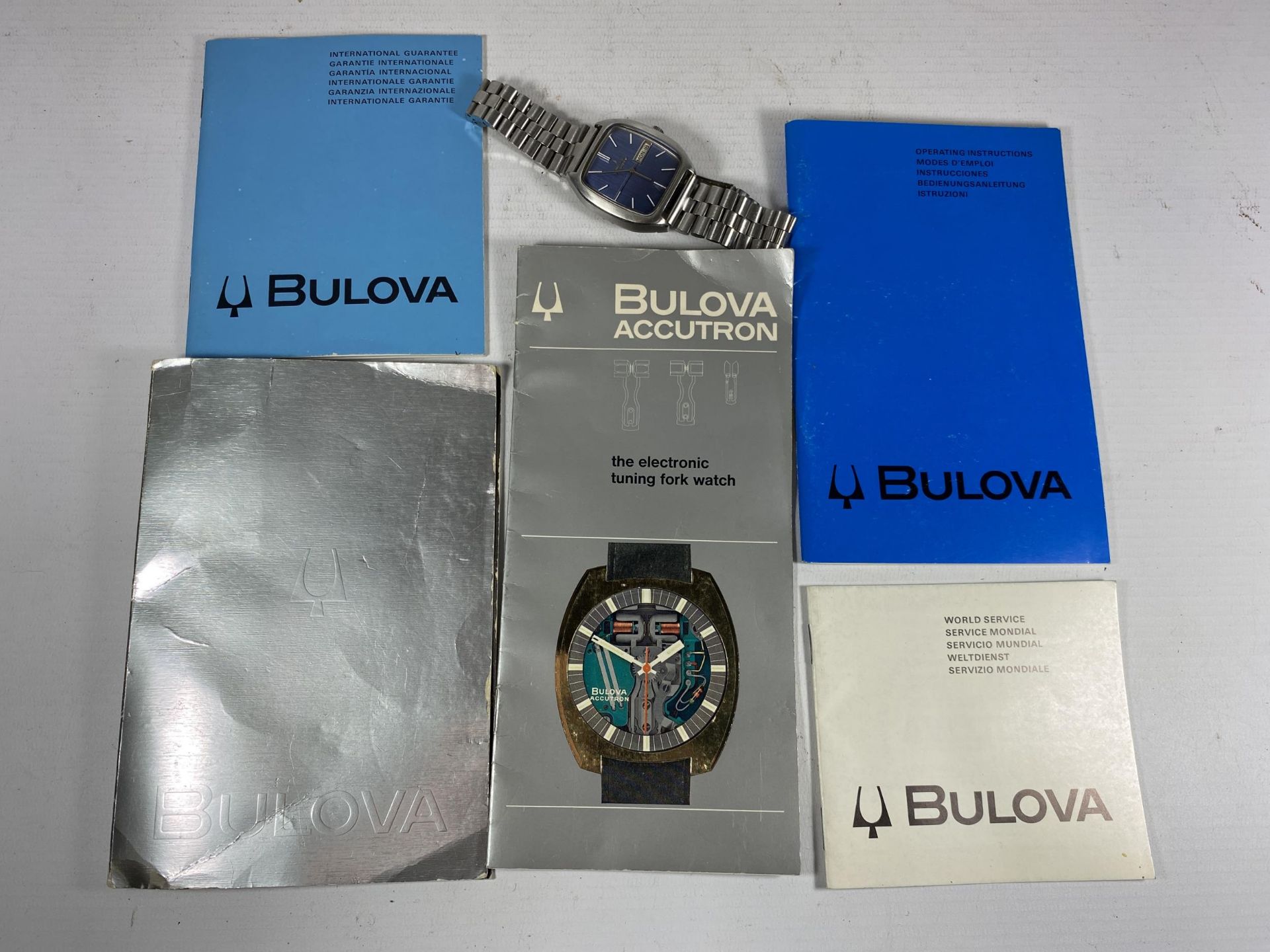 A VINTAGE GENTS BULOVA N8 ACCUTRON DAY DATE WATCH WITH BOOKLETS - Image 2 of 5