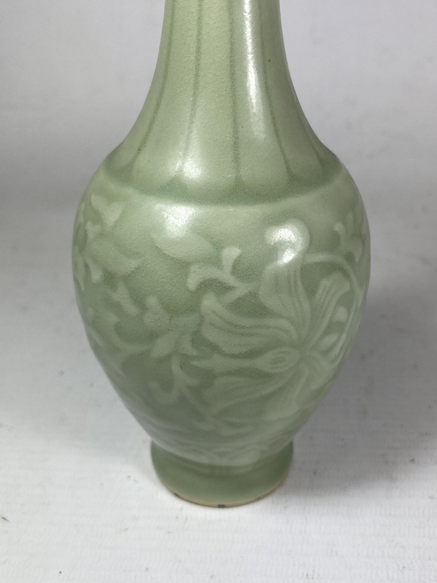A CHINESE CELADON PORCELAIN FLORAL VASE, UNMARKED TO BASE, HEIGHT 18CM - Image 4 of 6