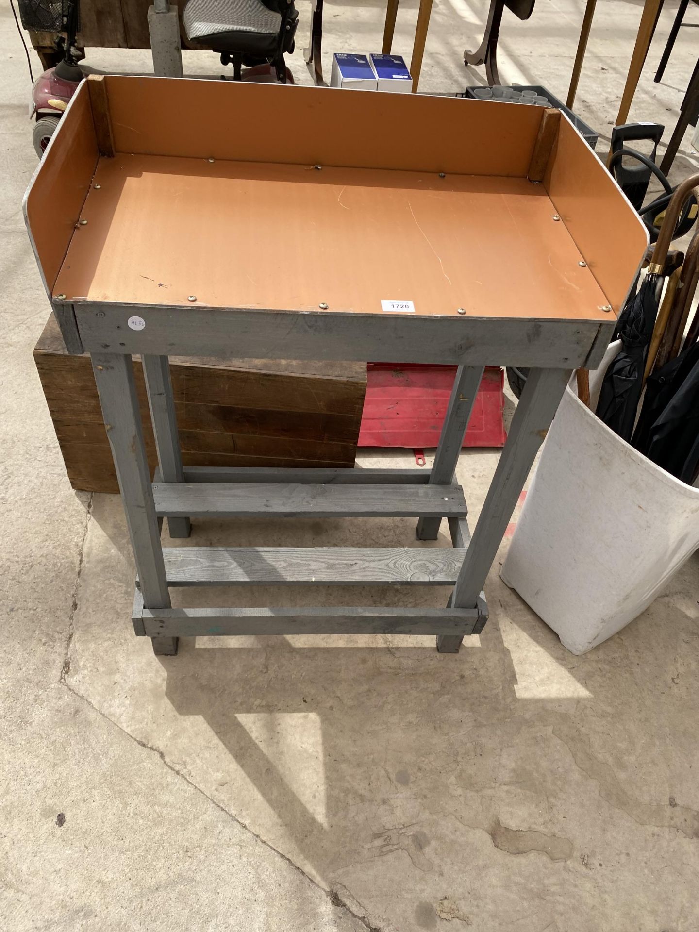 A SMALL WOODEN AND METAL WORKSHOP SHELVING UNIT