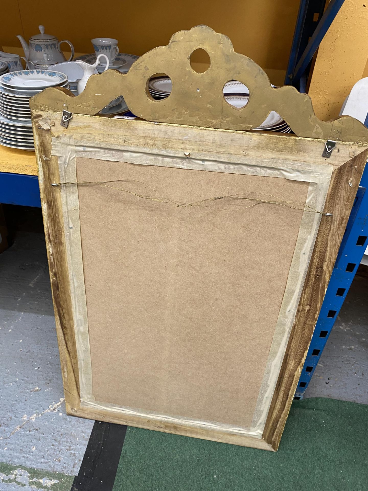 AN ORNATE GILT FRAMED MIRROR WITH RIBBON DESIGN TOP - Image 3 of 3