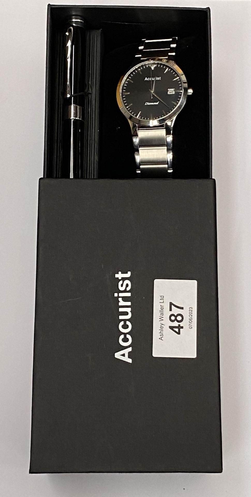 A BOXED ACCURIST WATCH AND PEN SET, WORKING AT TIME OF CATALOGUING BUT NO WARRANTY GIVEN