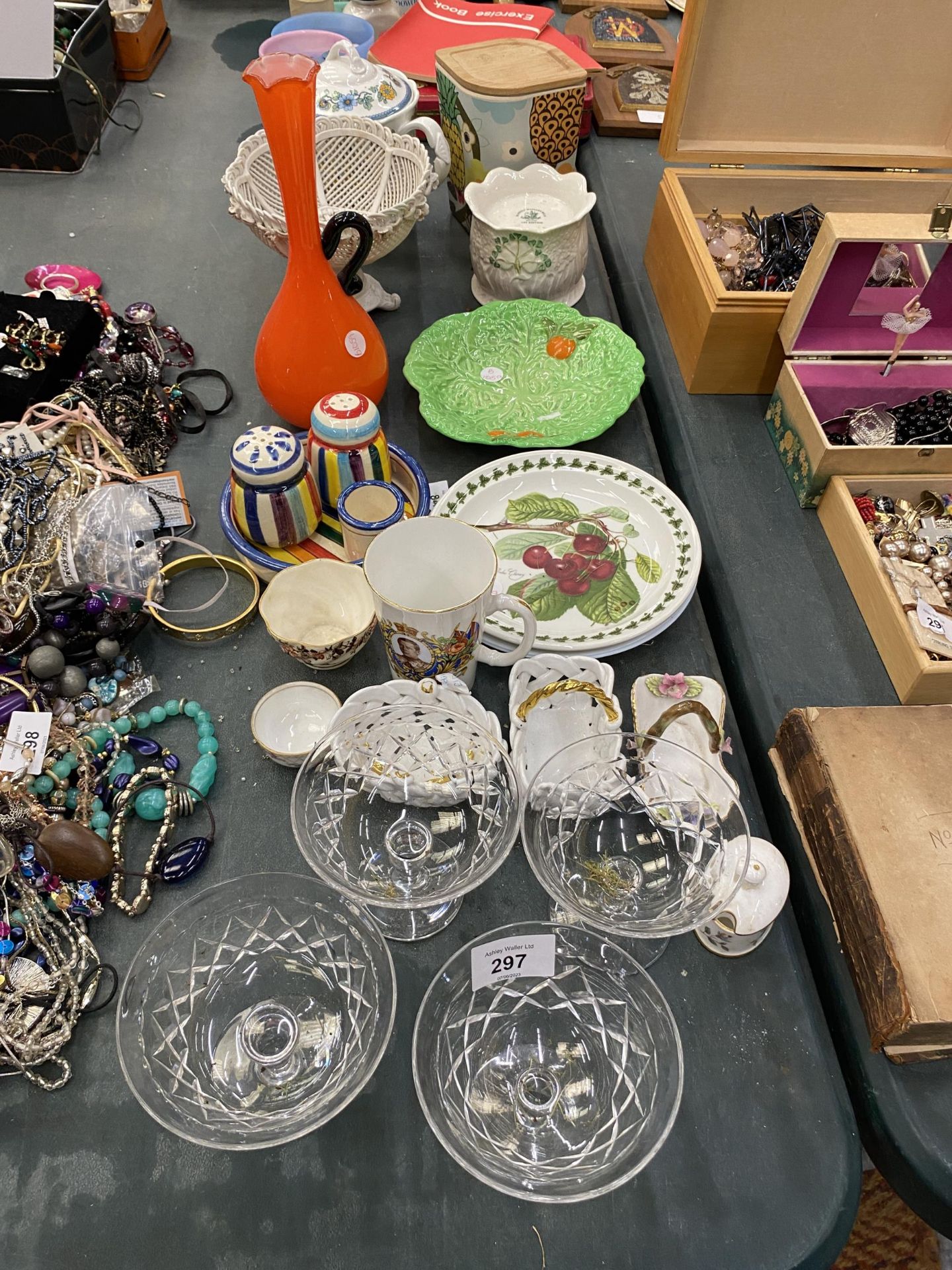 A LARGE MIXED LOT TO INCLUDE GLASS DESSERT BOWLS, PLATES, A TEAPOT, PLANTER, SMALL CERAMIC