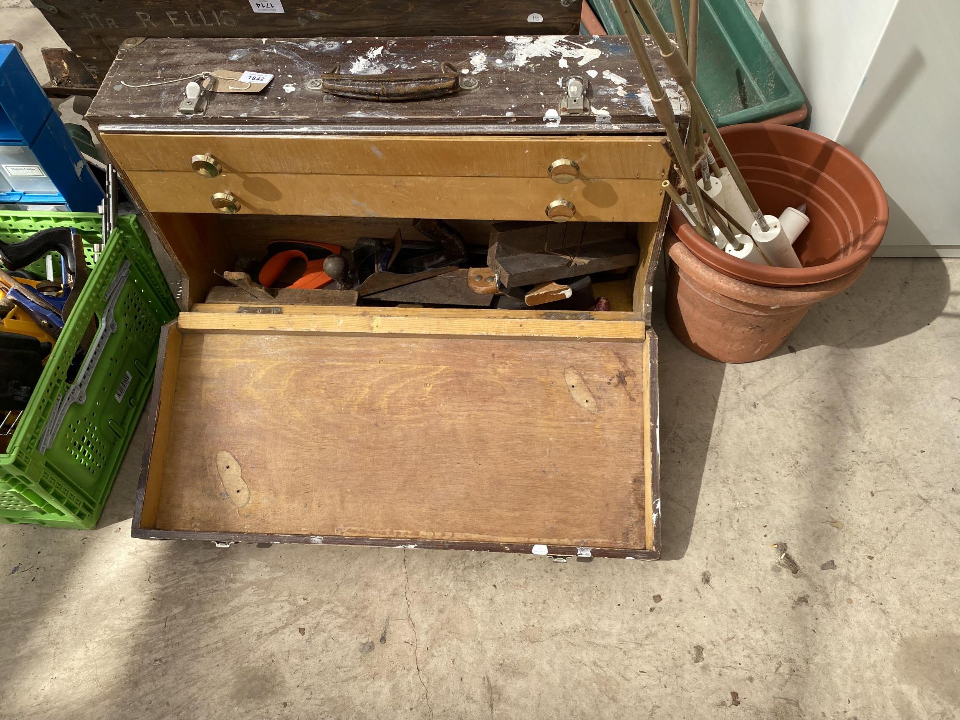 A VINTAGE WOODEN JOINERS CHEST WITH AN ASSORTMENT OF TOOLS TO INCLUDE A WOOD PLANE AND SAWS ETC - Image 2 of 5
