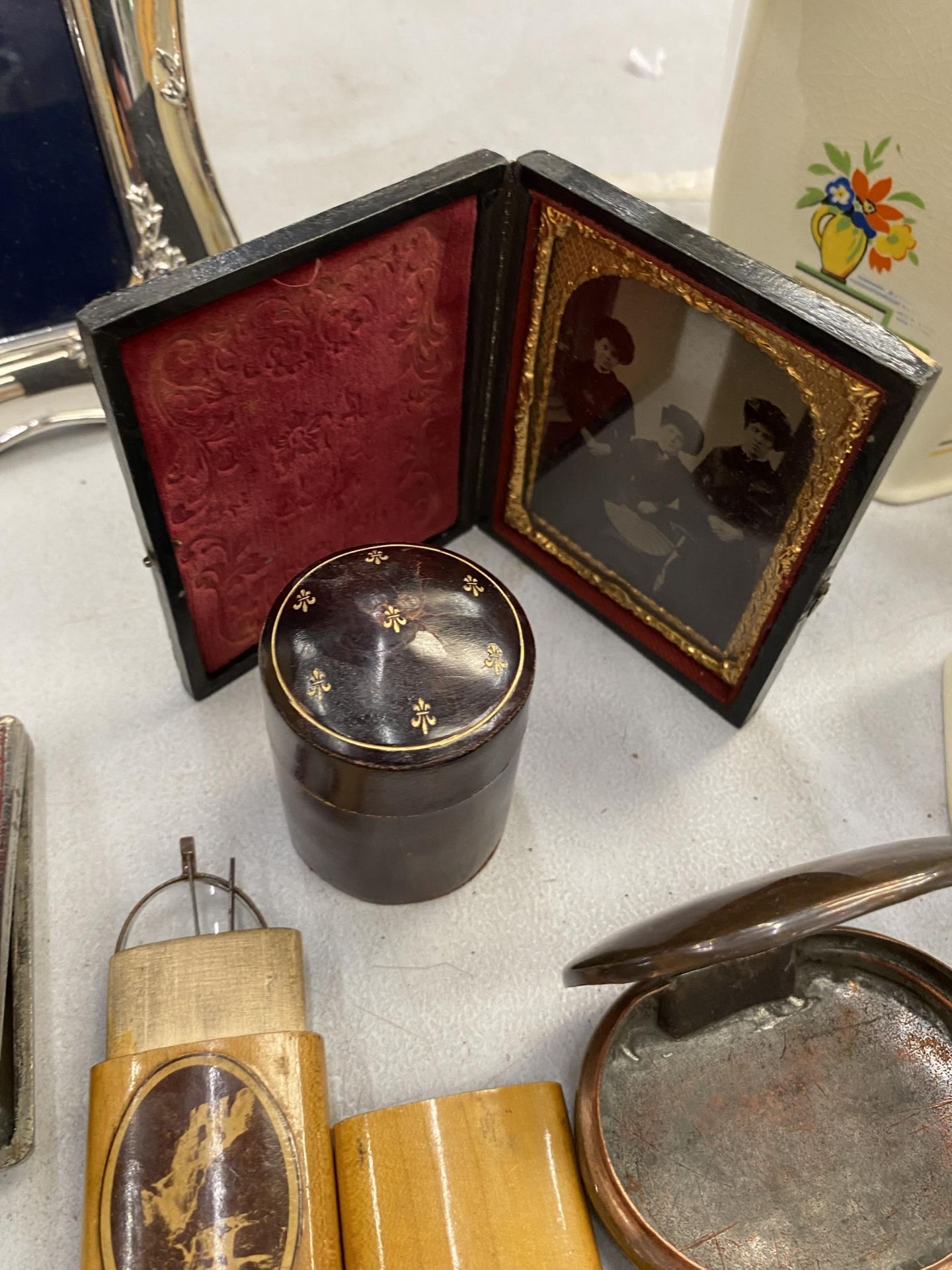 A BRASS HAND POLISHED PHOTO FRAME TOGETHER WITH VARIOUS OTHER ITEMS TO INCLUDE A VINTAGE CIGARETTE - Image 2 of 2