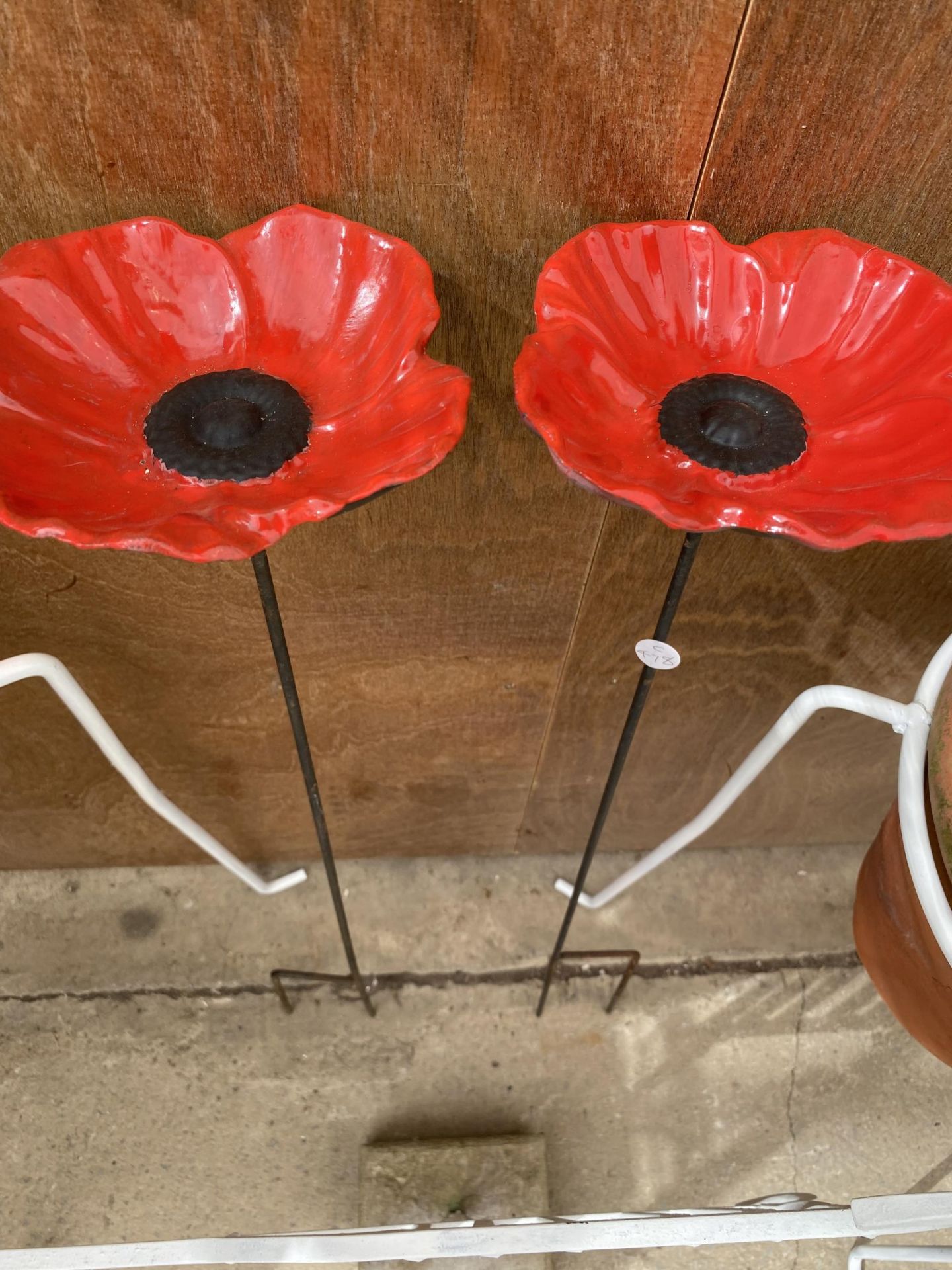 AN ASSORTMENT OF ITEMS TO INCLUDE TWO PLANT POT STANDS, AN ARROW SIGN SET IN CONCERETE AND TWO - Image 4 of 8