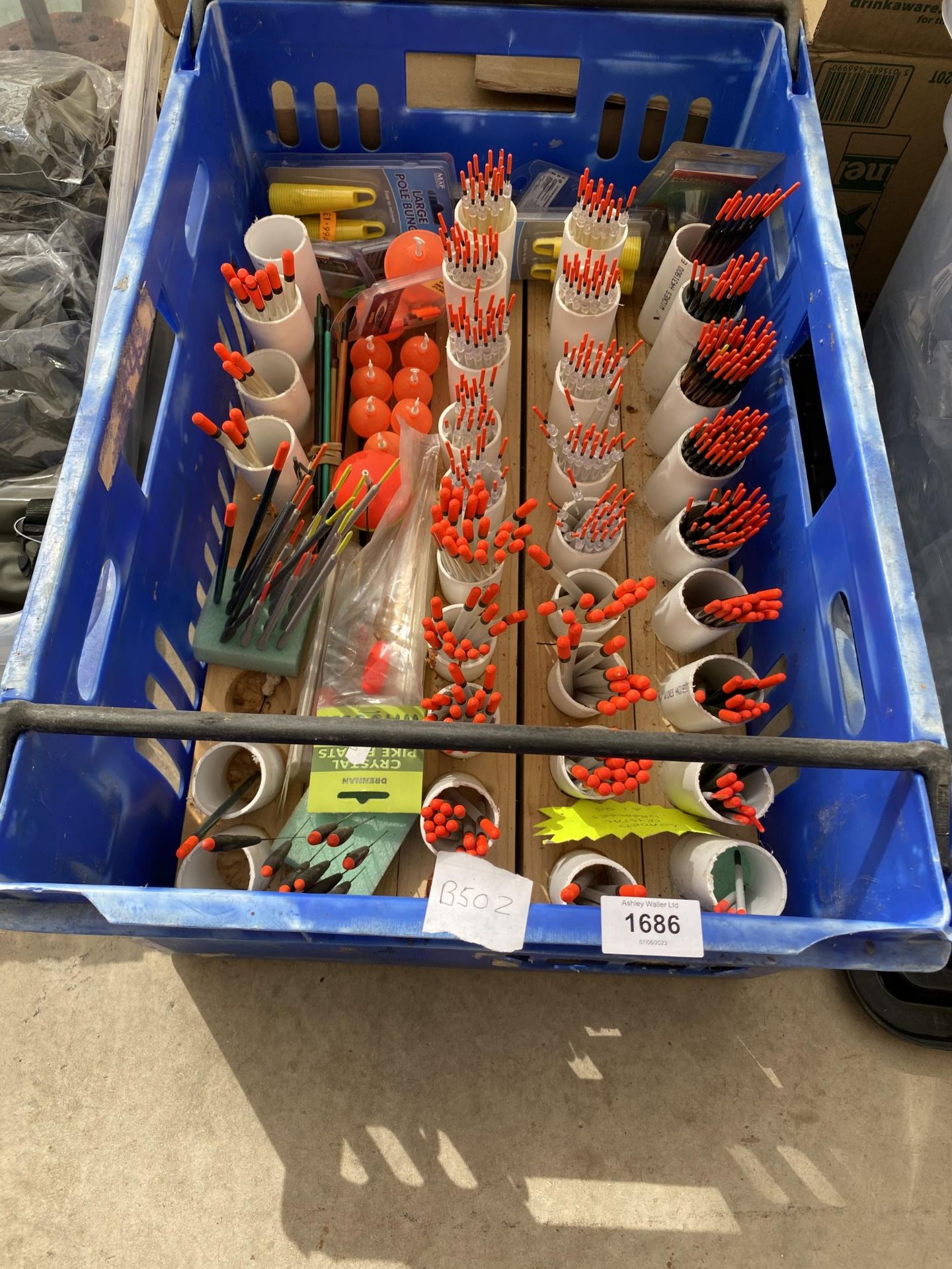 A LARGE ASSORTMENT OF VARIOUS FISHING FLOATS (FROM A TACKLE SHOP CLEARANCE)