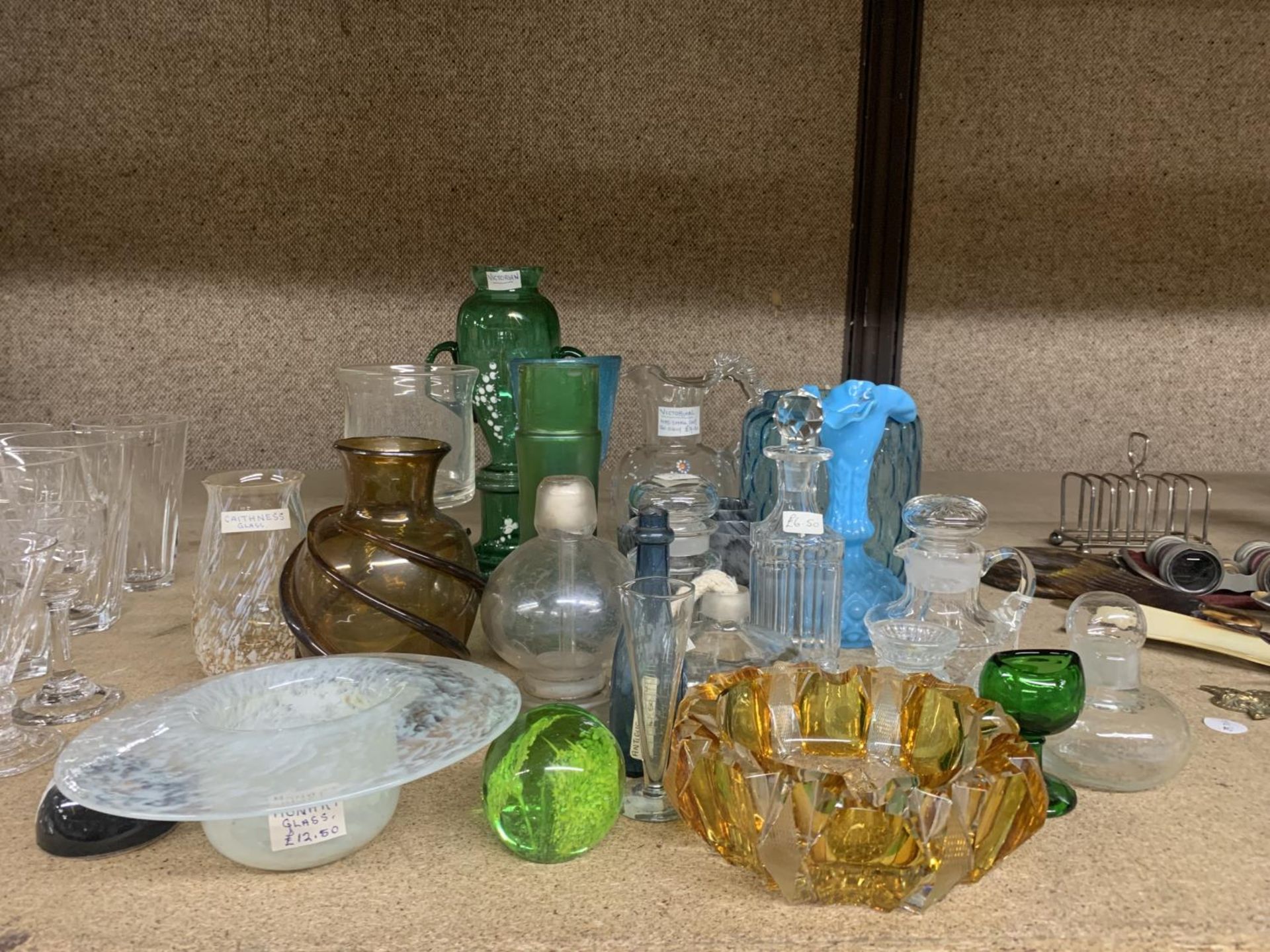 A QUANTITY OF VINTAGE GLASS TO INCLUDE VICTORIAN HAND PAINTED, VASES, CANDLESTICK, ETC