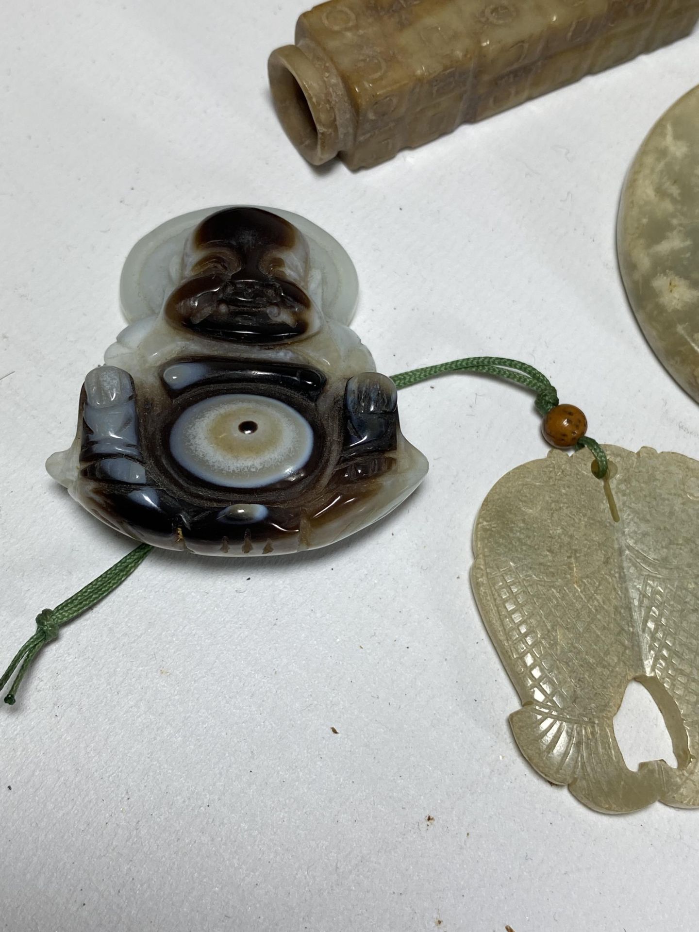 A MIXED GROUP OF ORIENTAL HARDSTONE ITEMS, BRUSH / THUMB RINGS, FISH & BUDDHA PENDANT ETC - Image 4 of 6