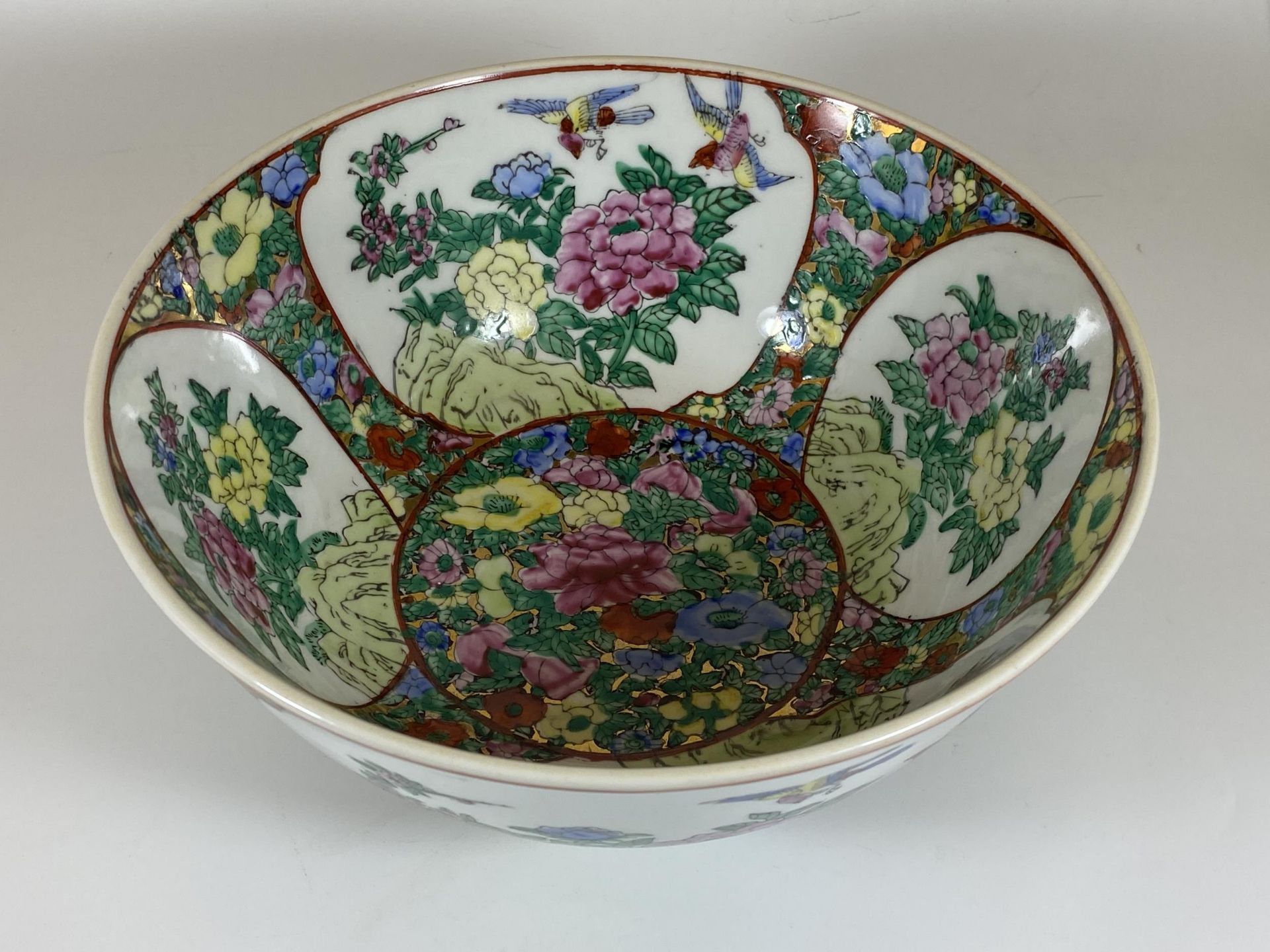 A CHINESE CANTON FAMILLE ROSE BOWL WITH BIRD AND FLORAL DESIGN, GOLD CHARACTER MARK TO BASE, - Bild 2 aus 3