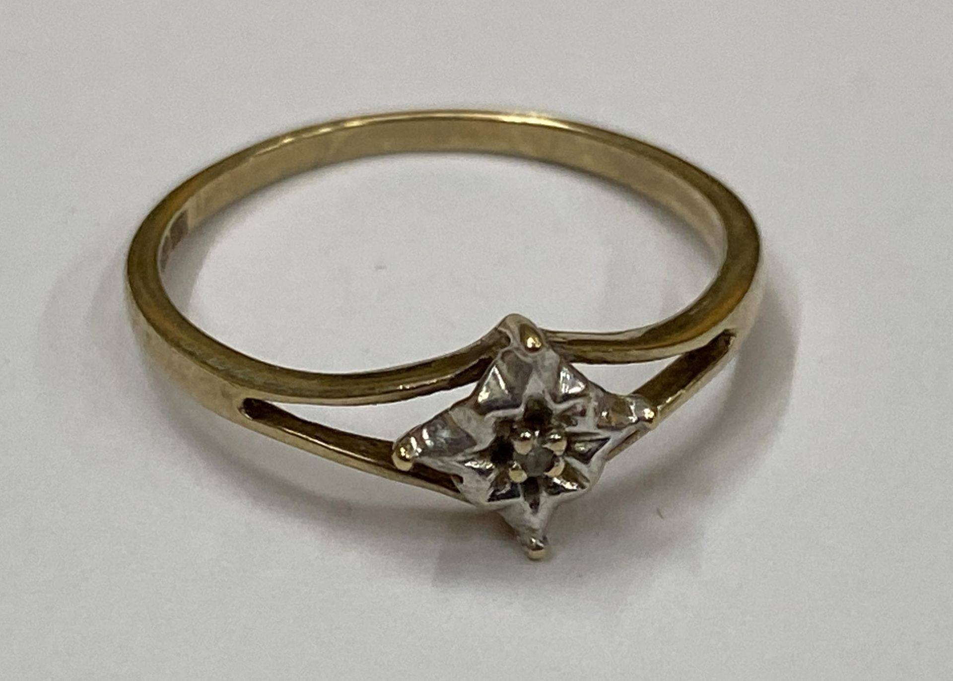 A 9CT YELLOW GOLD DIAMOND SOLITAIRE RING, WEIGHT 1.2G