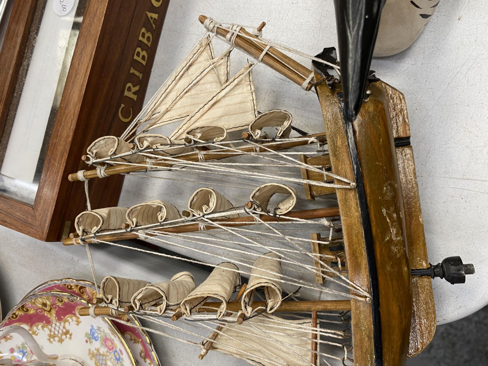 A WOODEN CRIBBAGE SET TOGETHER WITH A WOODEN DUCK AND SHIP - Image 2 of 3