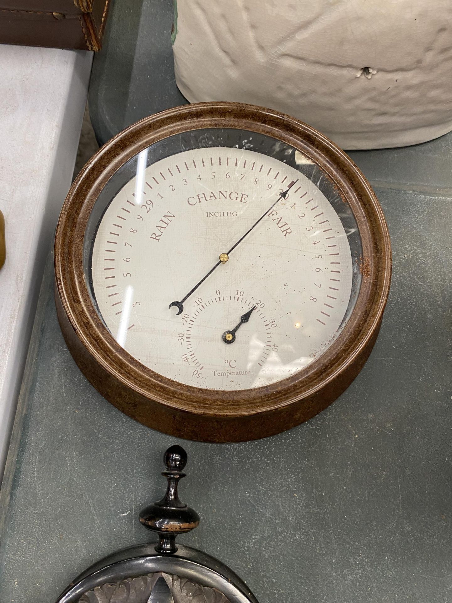 AN EBONY FRAMED VINTAGE BAROMETER AND THERMOMETER PLUS A ROUND METAL BAROMETER - Image 4 of 4