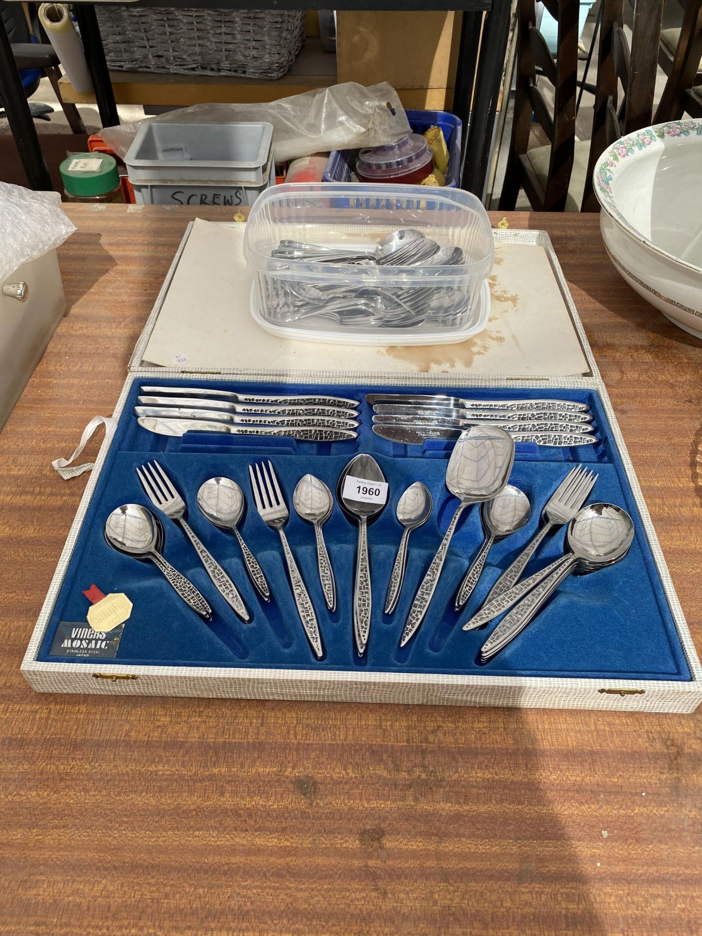 A VINERS CANTEEN OF CUTLERY AND A BOX CONTAINING FURTHER VINERS FLATWARE