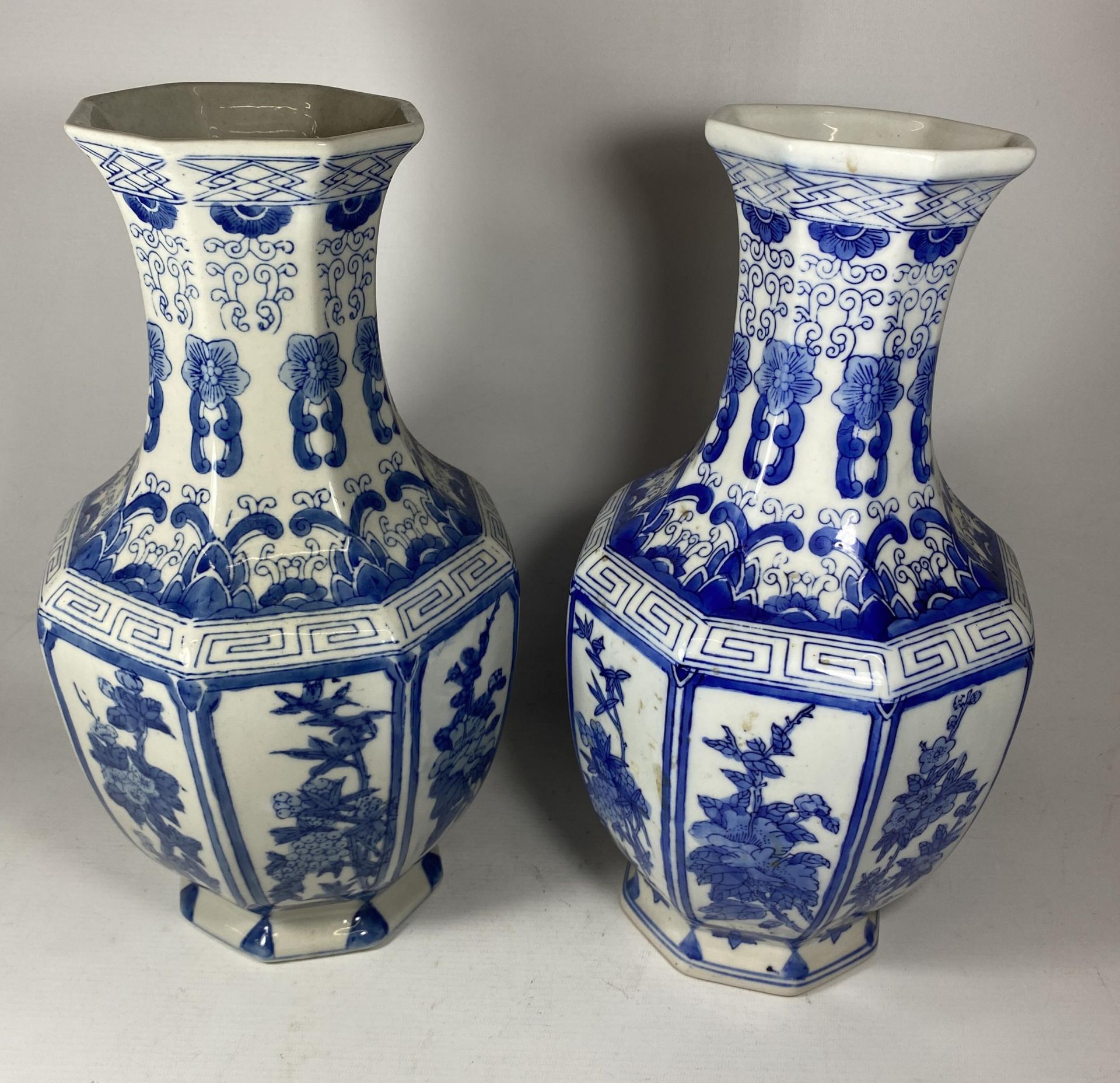 A PAIR OF LARGE 20TH CENTURY CENTURY CHINESE BLUE AND WHITE OCTAGONAL FORM VASES, HEIGHT 36CM