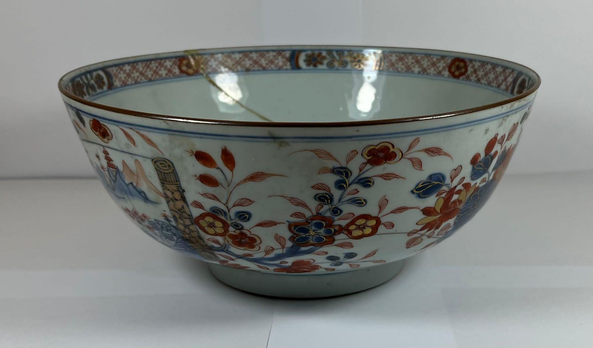 AN 18TH CENTURY CHINESE EXPORT PORCELAIN FRUIT BOWL WITH FLORAL DESIGN, DIAMETER 23CM, HEIGHT 11CM - Bild 6 aus 6