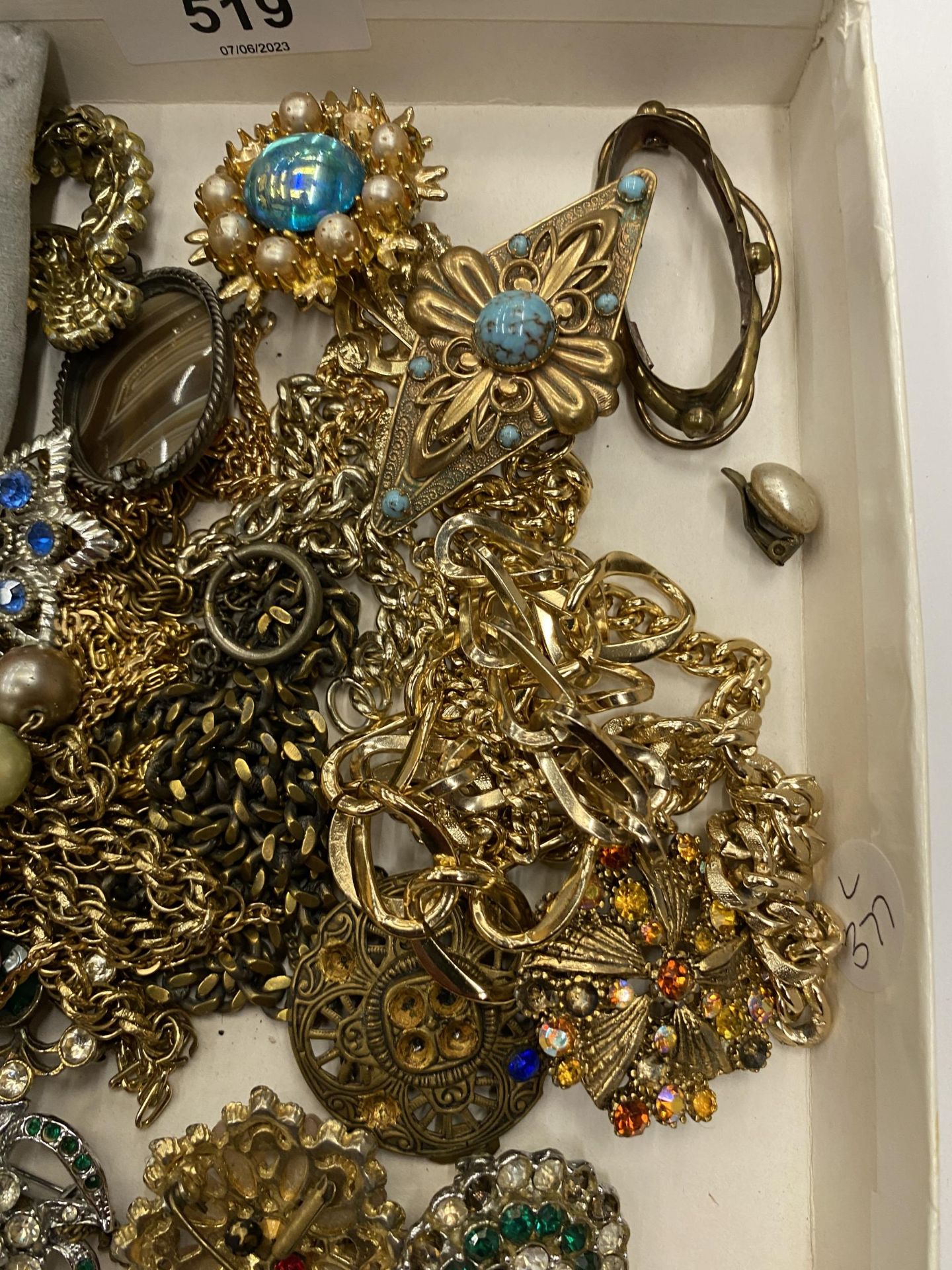 A BOX OF ASSORTED COSTUME JEWELLERY TO INCLUDE YELLOW METAL NECKLACES, WHITE METAL DOVE BUTTONS ETC - Image 3 of 4