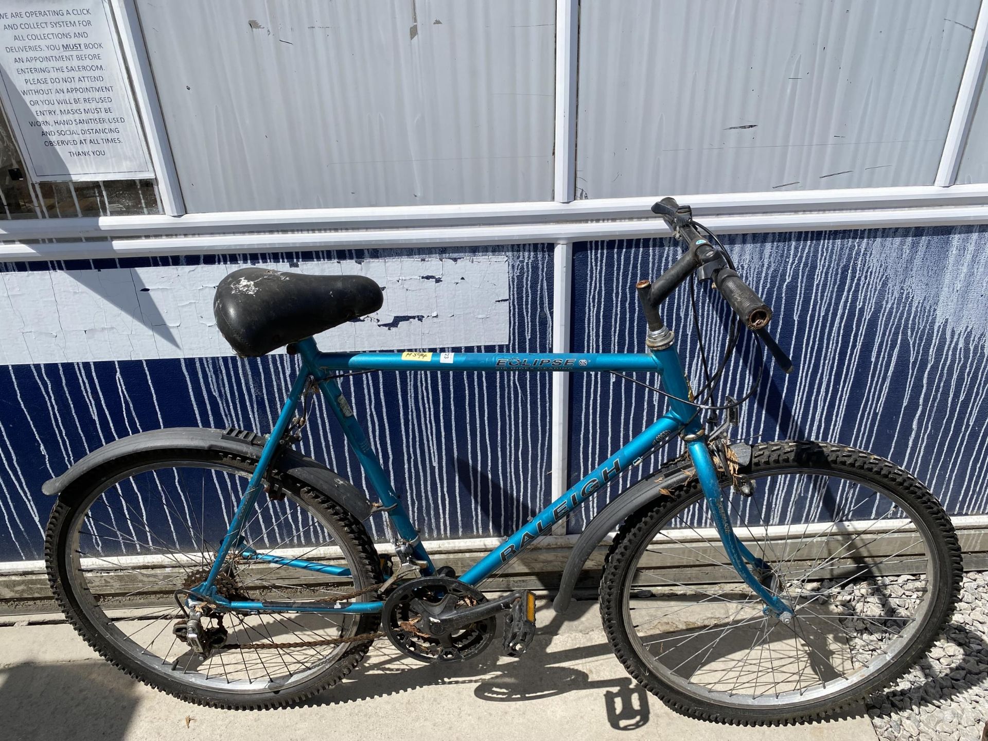 A GENTS RALEIGH ECLIPSE BIKE WITH 10 SPEED GEAR SYSTEM