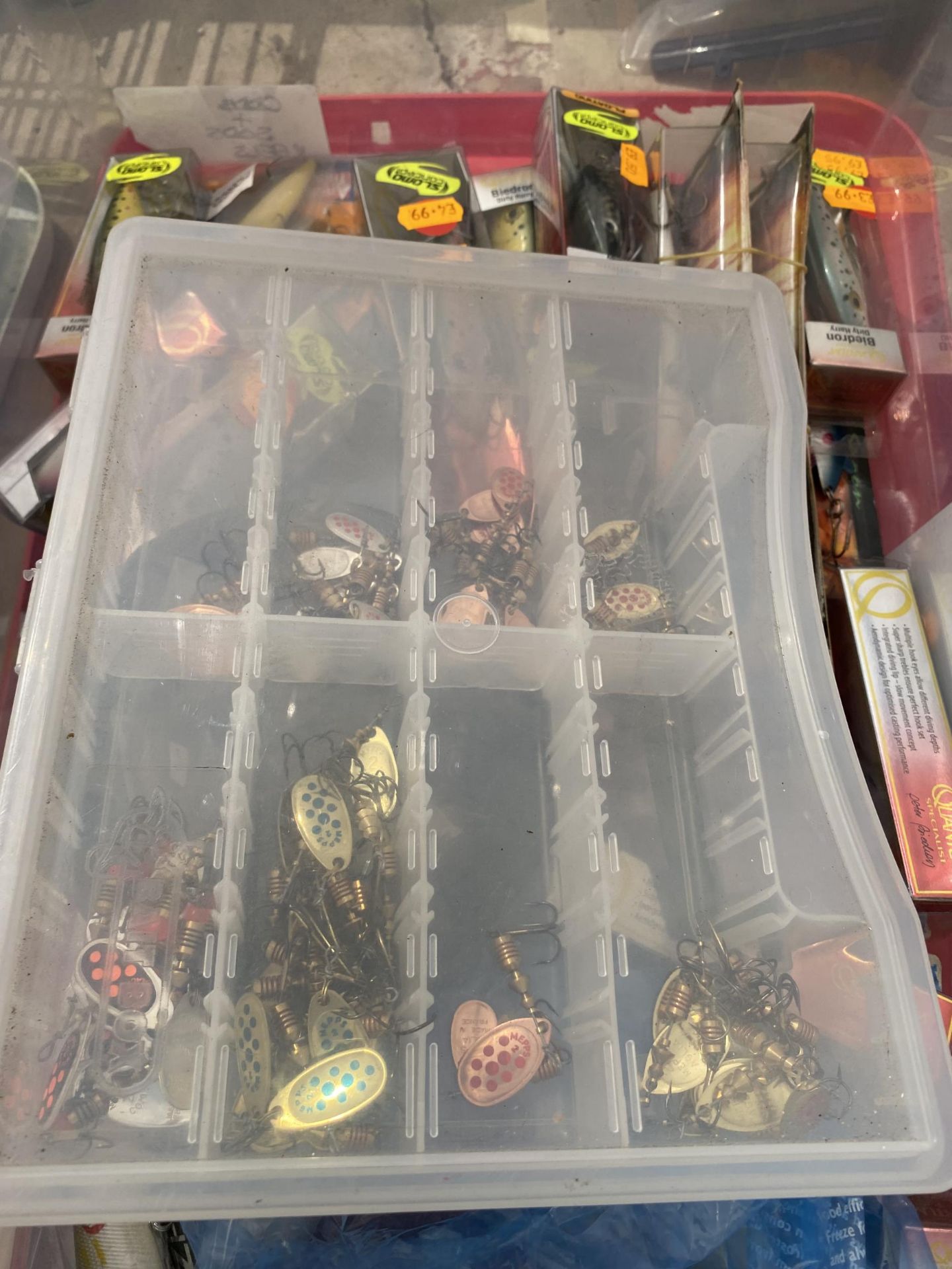 A BOX CONTAINING AN ASSORTMENT OF PLUGS AND SPINNERS (FROM A TACKLE SHOP CLEARANCE) - Bild 6 aus 7