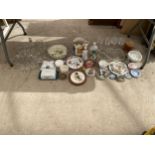 A LARGE QUANTITY OF GLASS AND CERAMIC ITEMS TO INCLUDE BOWLS, JUGS AND TRINKETS ETC