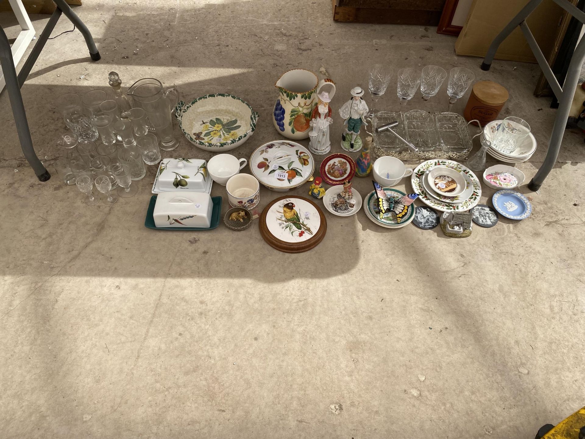 A LARGE QUANTITY OF GLASS AND CERAMIC ITEMS TO INCLUDE BOWLS, JUGS AND TRINKETS ETC