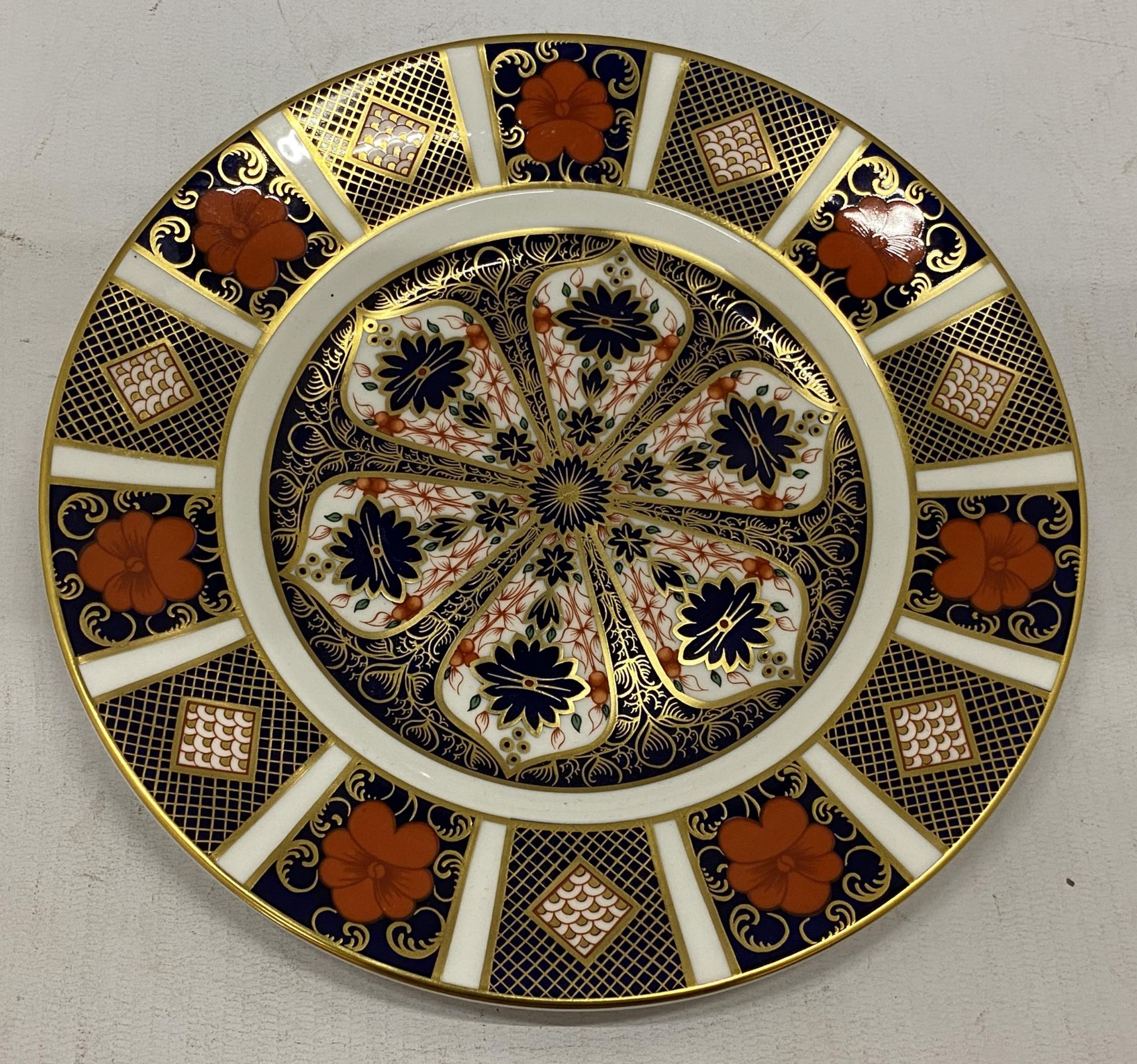 A ROYAL CROWN DERBY OLD IMARI '1128' PATTERN DINNER PLATE