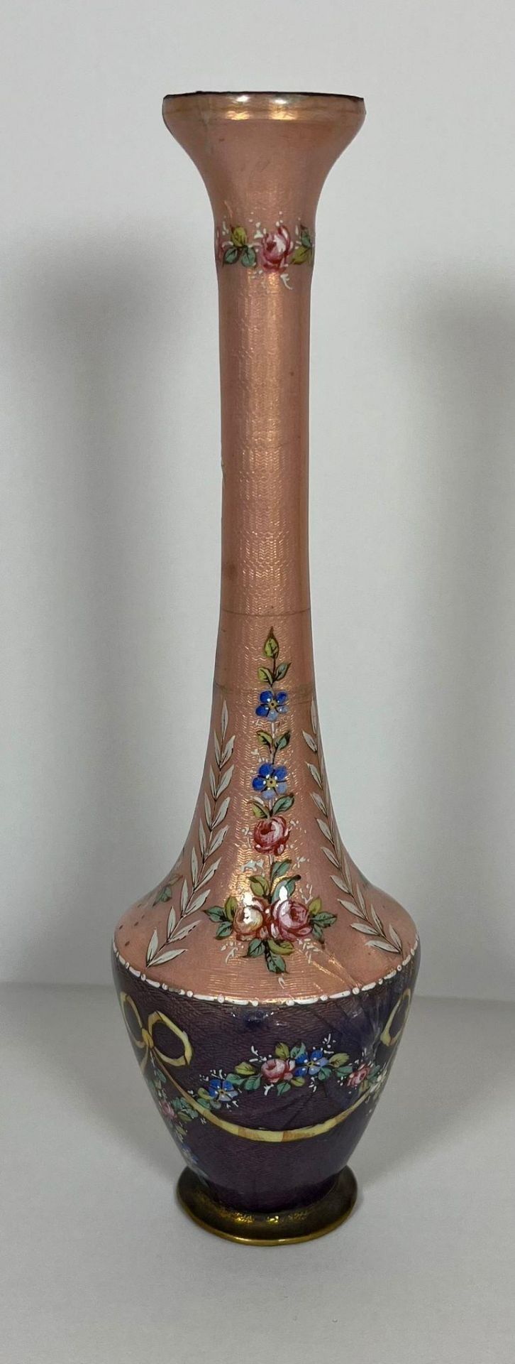 A EUROPEAN PINK & PURPLE ENAMEL DESIGN VASE DECORATED WITH FLORAL SWAG DESIGN, HEIGHT 15.5CM - Image 3 of 5